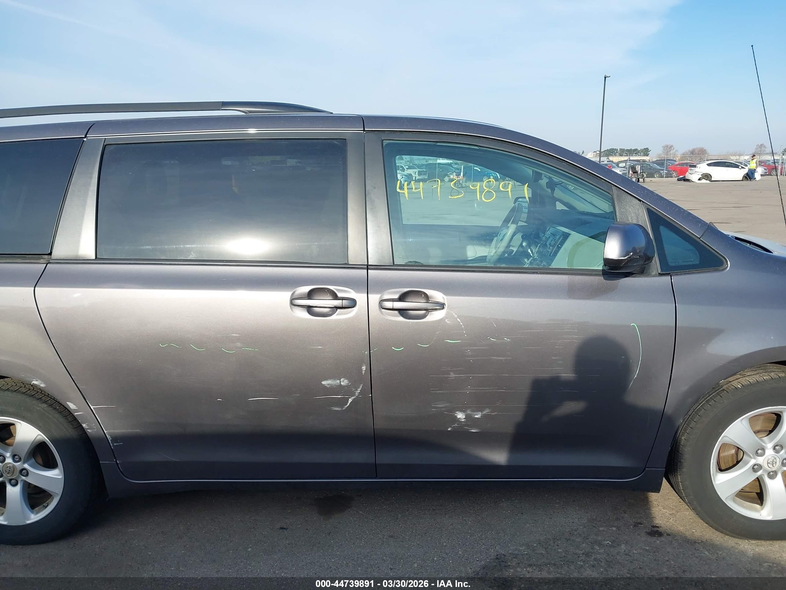 2011 Toyota Sienna Le V6 Gray vin: 5TDKK3DC5BS100023