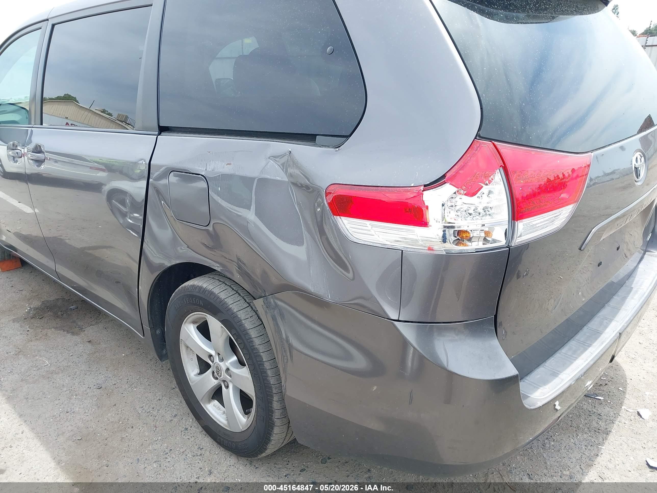 2011 Toyota Sienna Le V6 Gray vin: 5TDKK3DC5BS100961