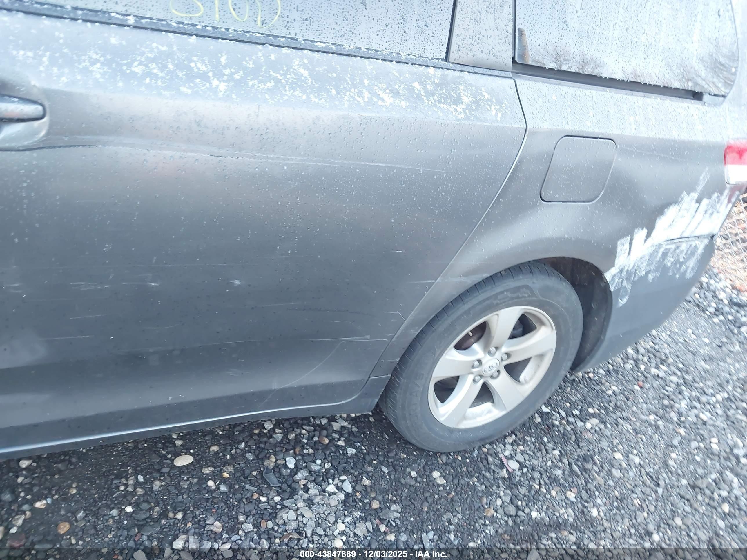2011 Toyota Sienna Le V6 Gray vin: 5TDKK3DC5BS105447