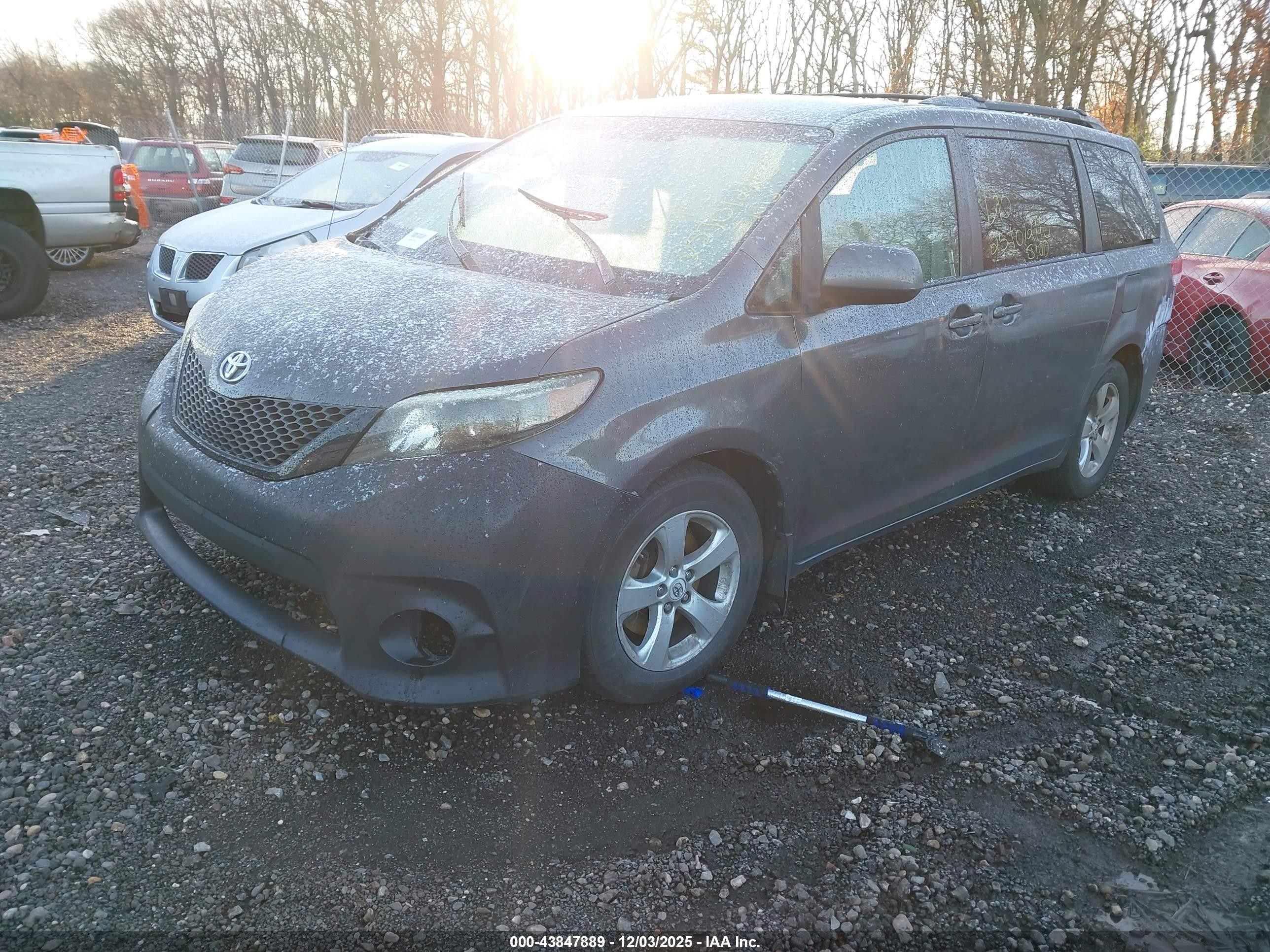 2011 Toyota Sienna Le V6 Gray vin: 5TDKK3DC5BS105447