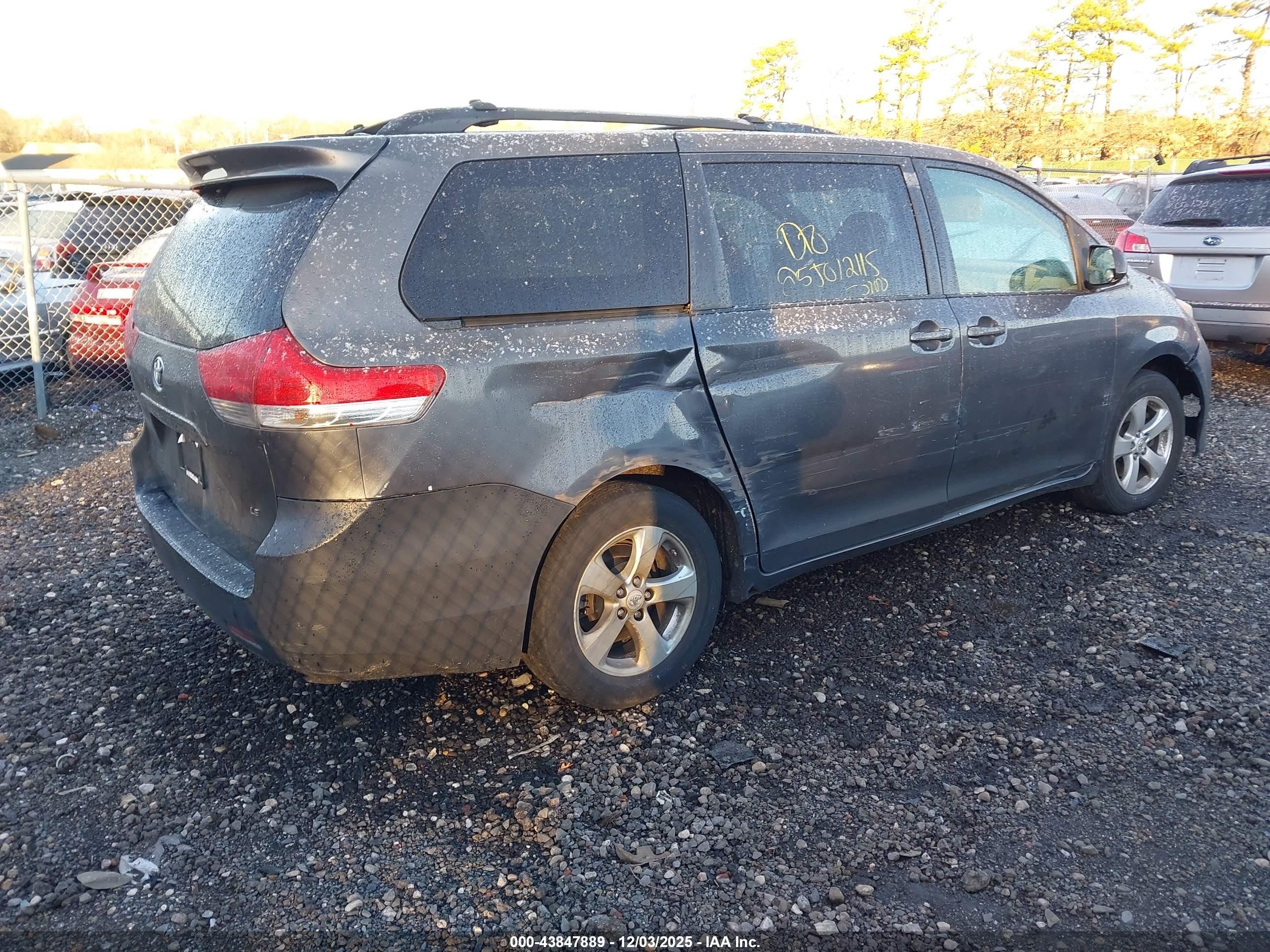 2011 Toyota Sienna Le V6 Gray vin: 5TDKK3DC5BS105447