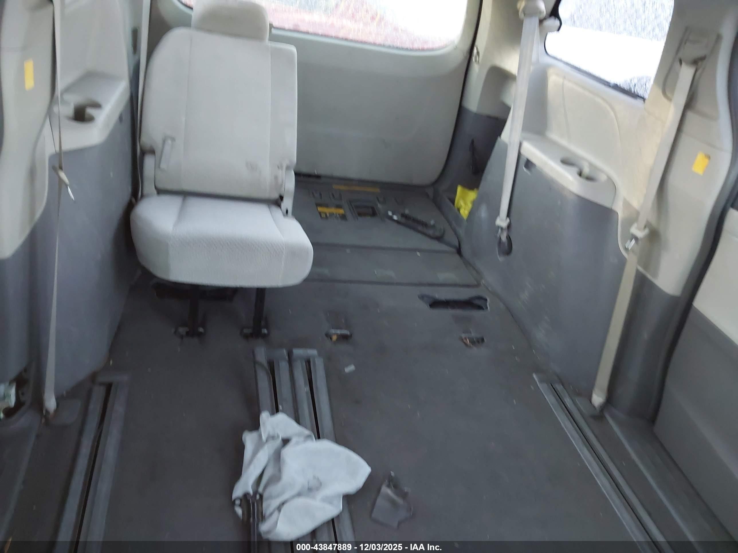 2011 Toyota Sienna Le V6 Gray vin: 5TDKK3DC5BS105447