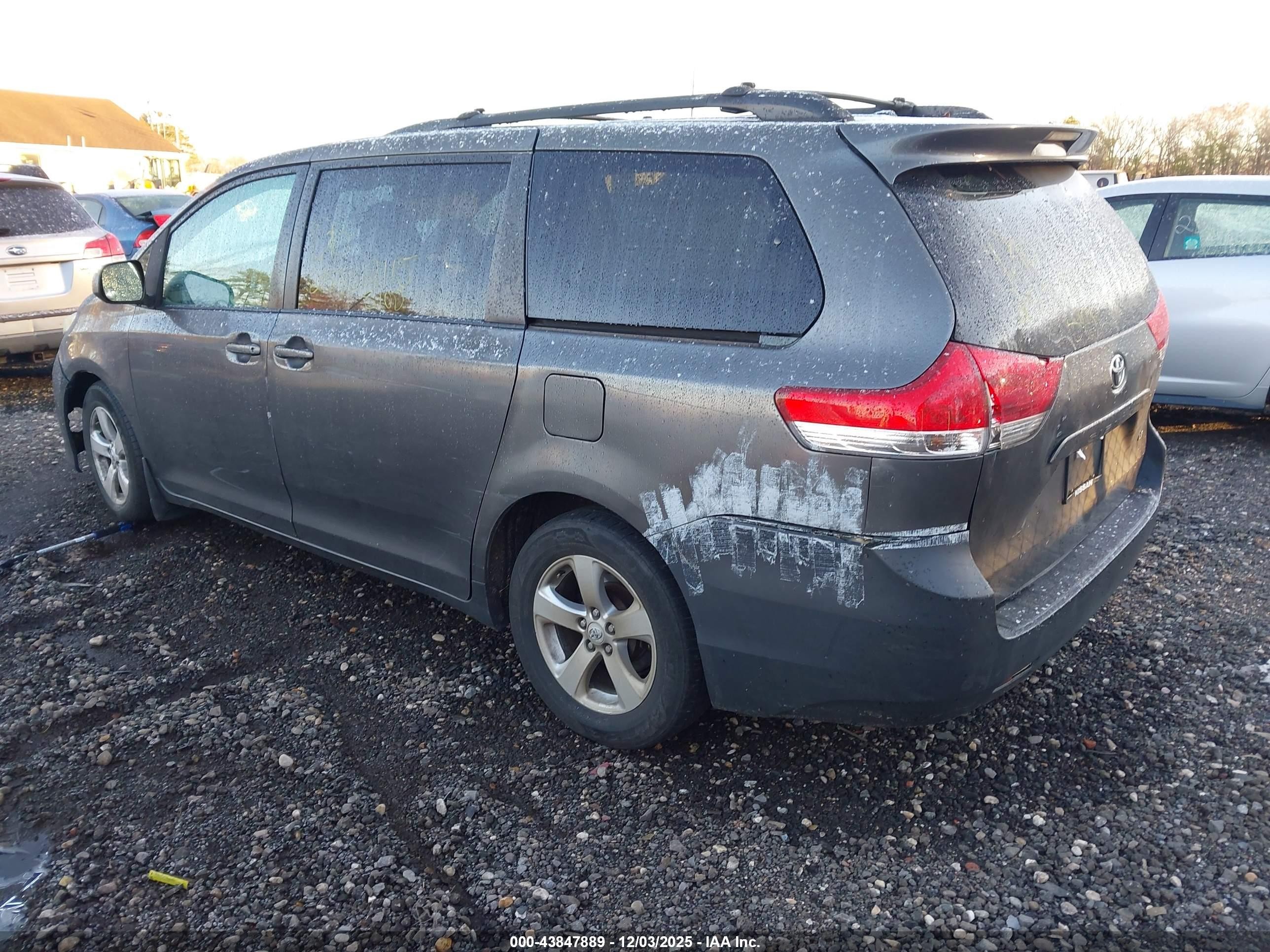 2011 Toyota Sienna Le V6 Gray vin: 5TDKK3DC5BS105447