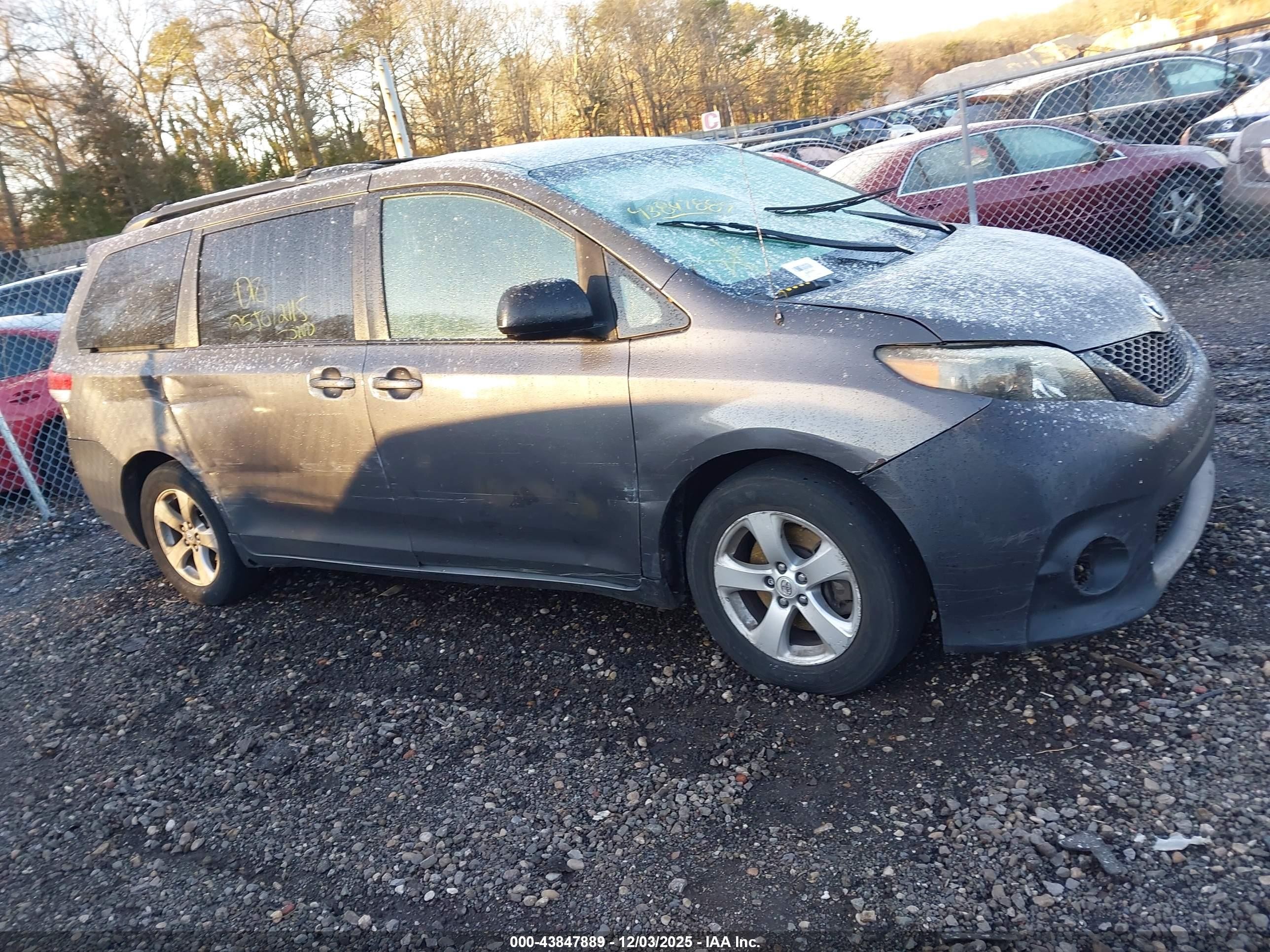 2011 Toyota Sienna Le V6 Gray vin: 5TDKK3DC5BS105447