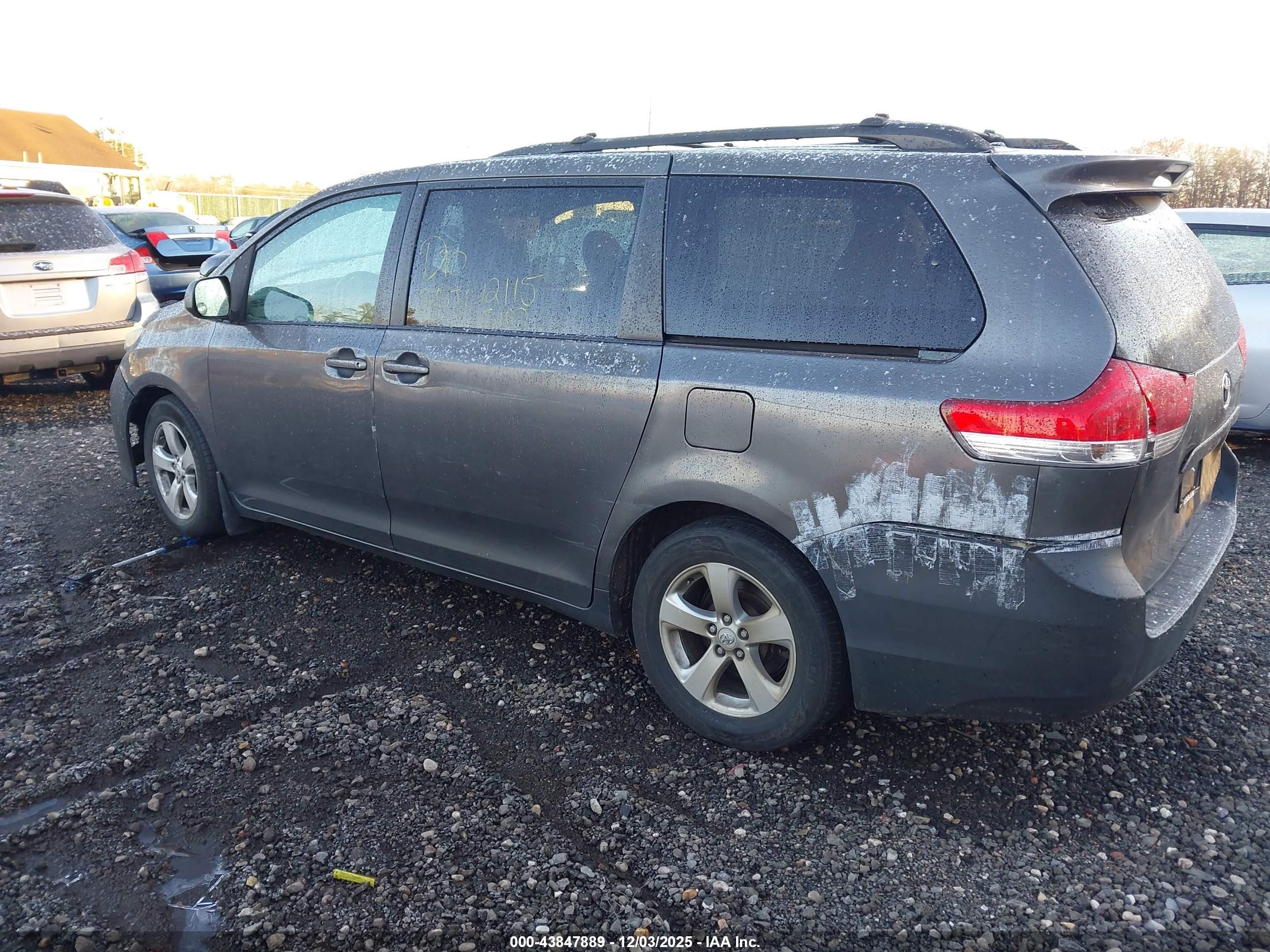 2011 Toyota Sienna Le V6 Gray vin: 5TDKK3DC5BS105447