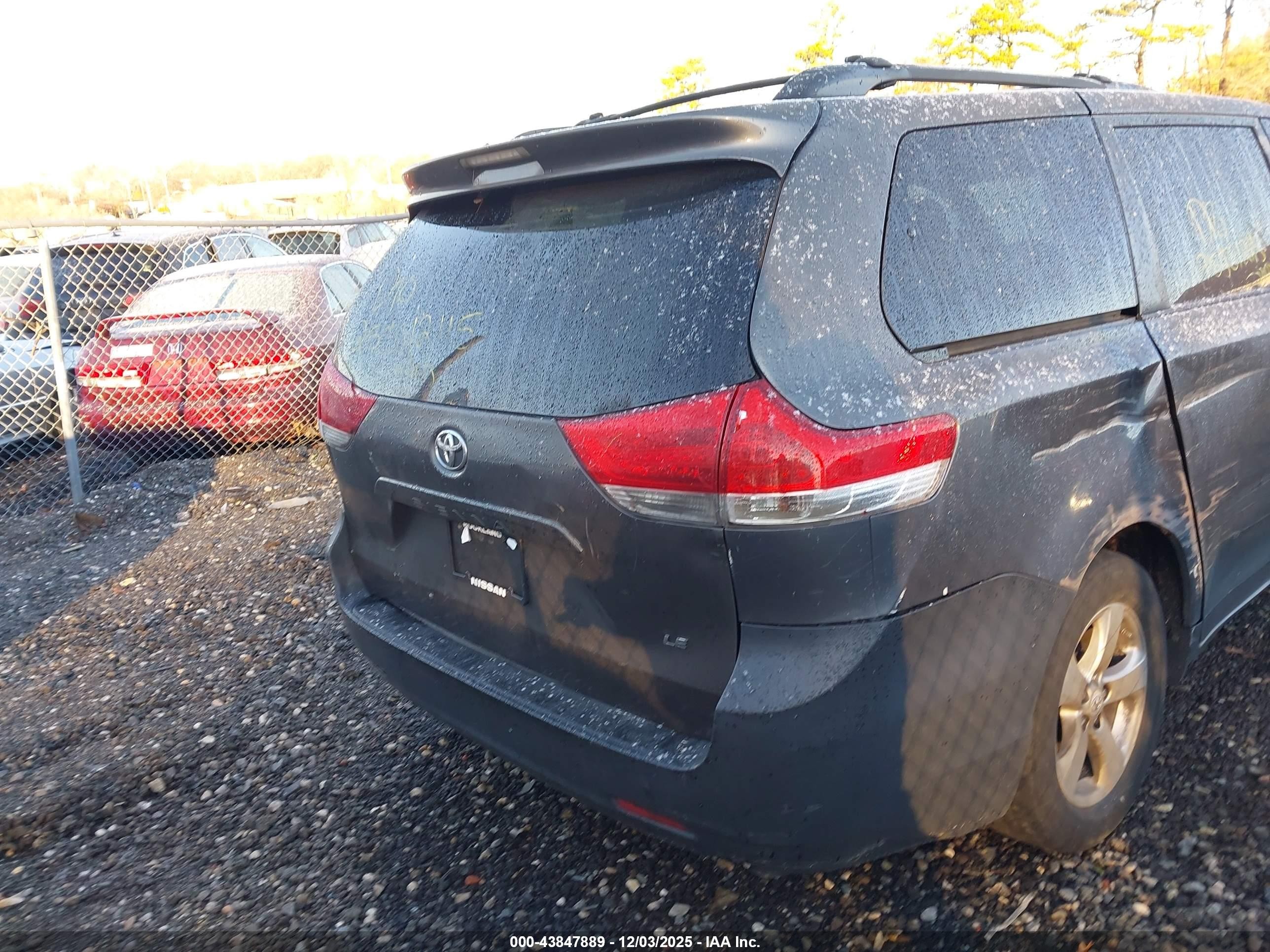 2011 Toyota Sienna Le V6 Gray vin: 5TDKK3DC5BS105447