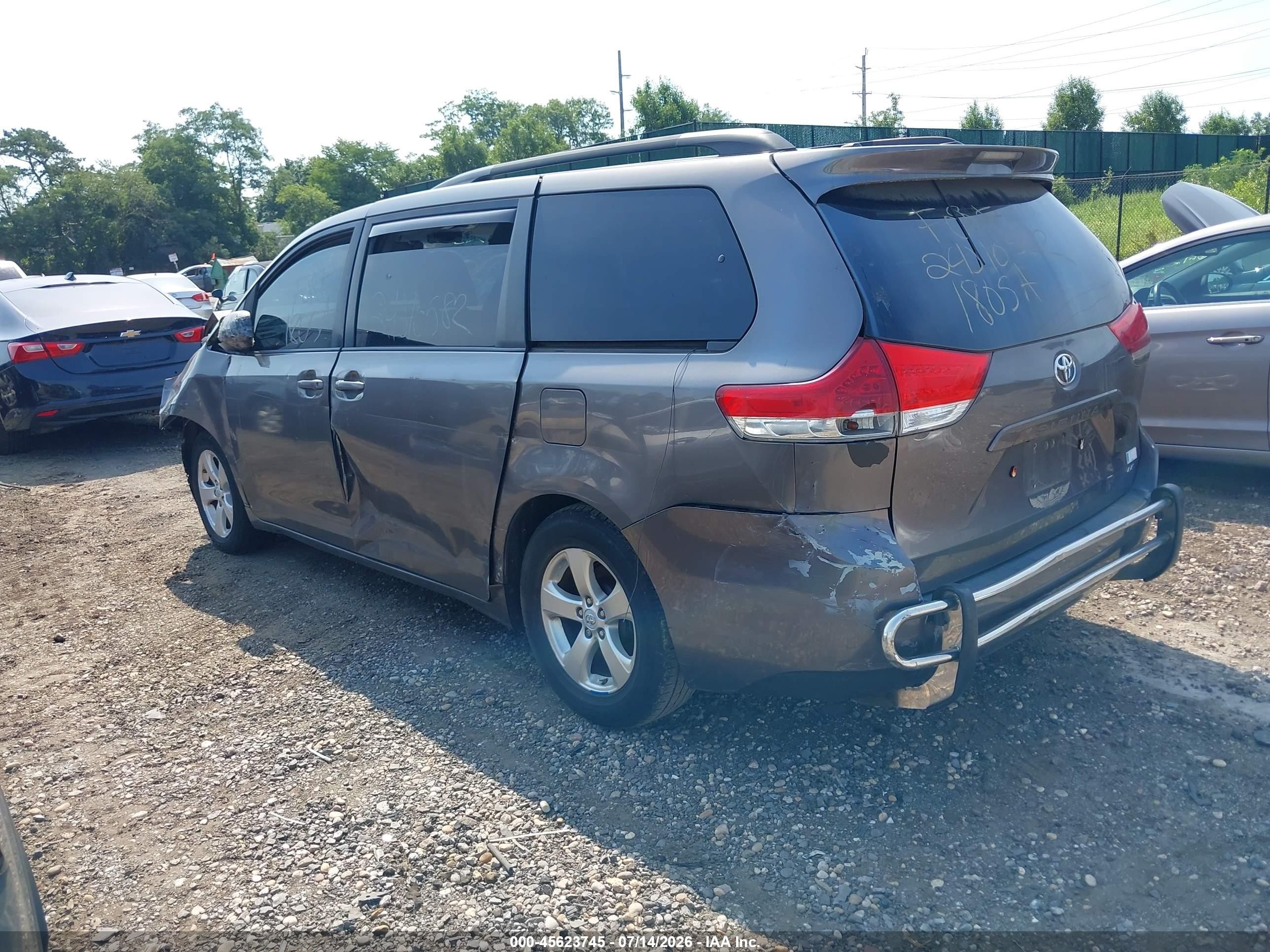 2011 Toyota Sienna Le V6 Gray vin: 5TDKK3DC5BS130512