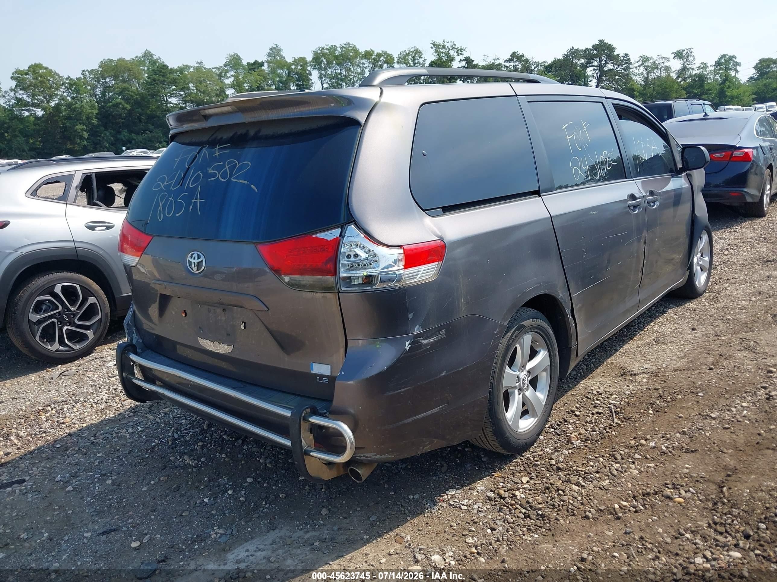 2011 Toyota Sienna Le V6 Gray vin: 5TDKK3DC5BS130512