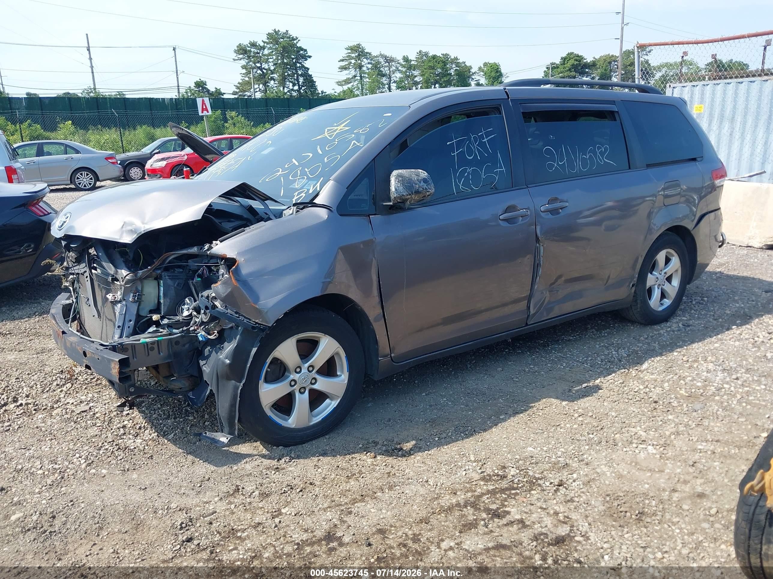 2011 Toyota Sienna Le V6 Gray vin: 5TDKK3DC5BS130512
