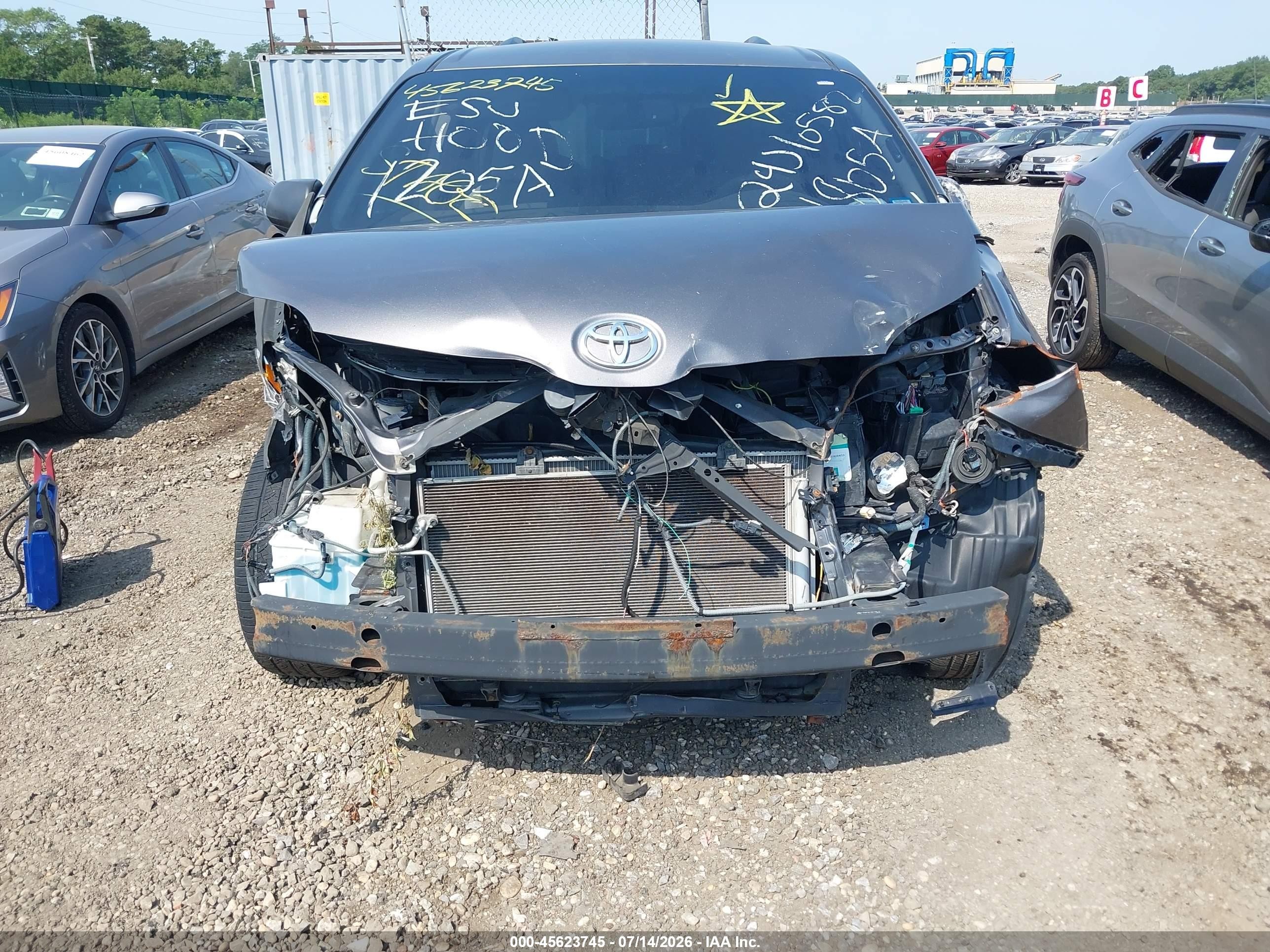 2011 Toyota Sienna Le V6 Gray vin: 5TDKK3DC5BS130512