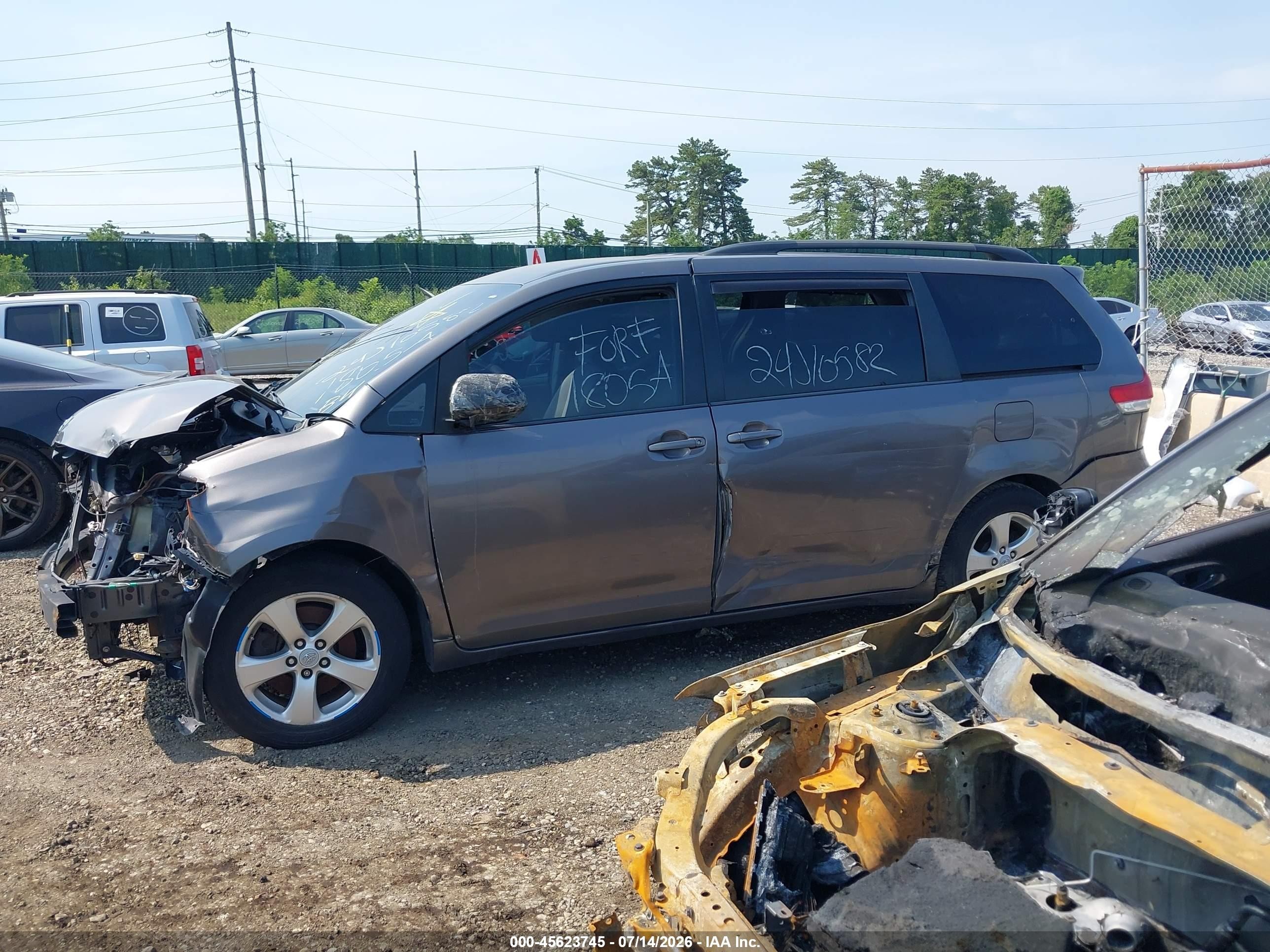 2011 Toyota Sienna Le V6 Gray vin: 5TDKK3DC5BS130512