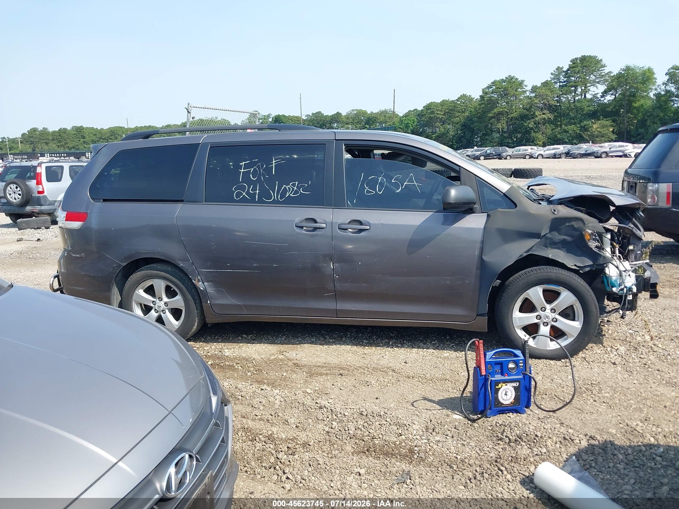 2011 Toyota Sienna Le V6 Gray vin: 5TDKK3DC5BS130512