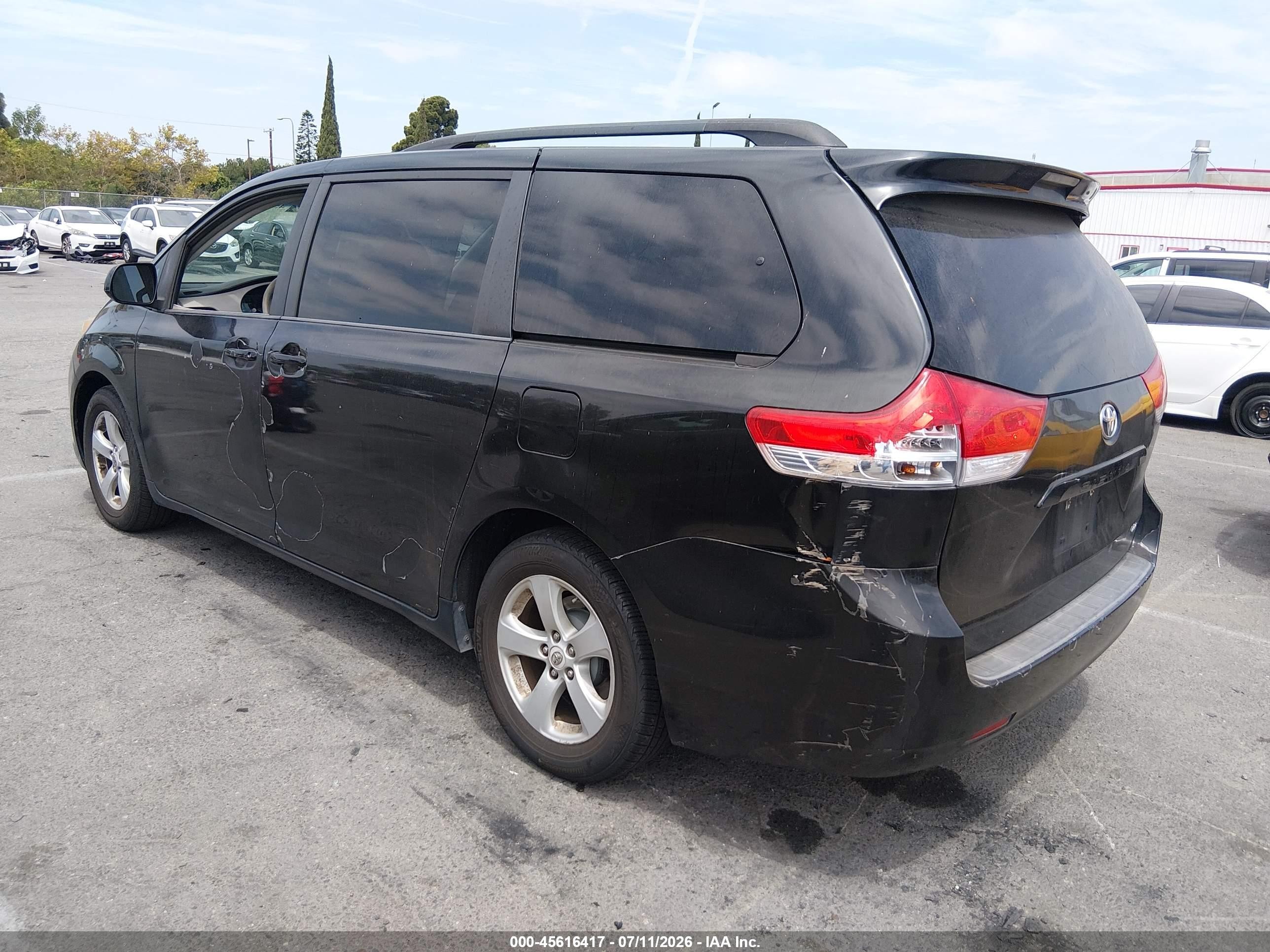 2011 Toyota Sienna Le V6 Черный vin: 5TDKK3DC5BS132602