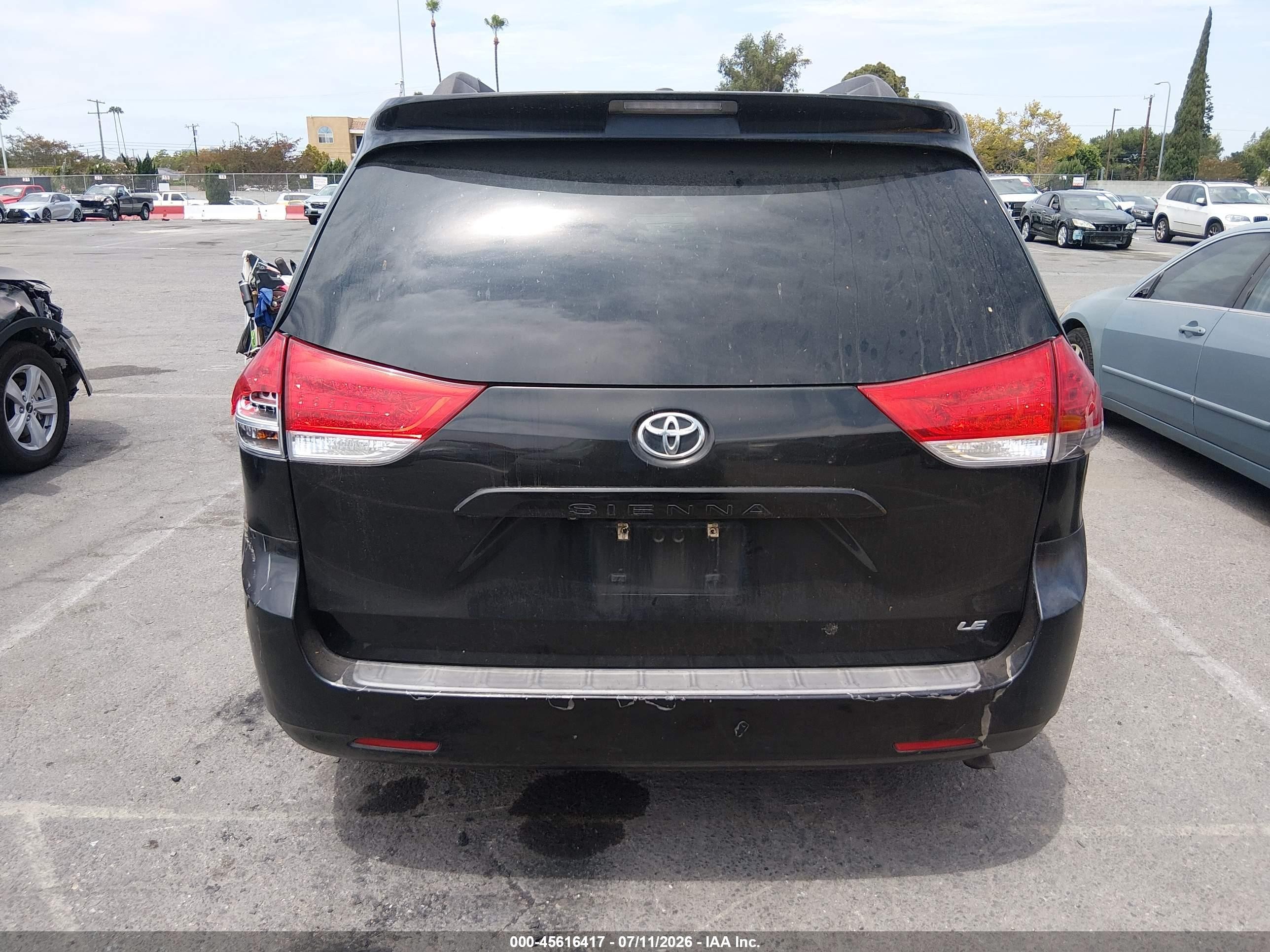 2011 Toyota Sienna Le V6 Черный vin: 5TDKK3DC5BS132602