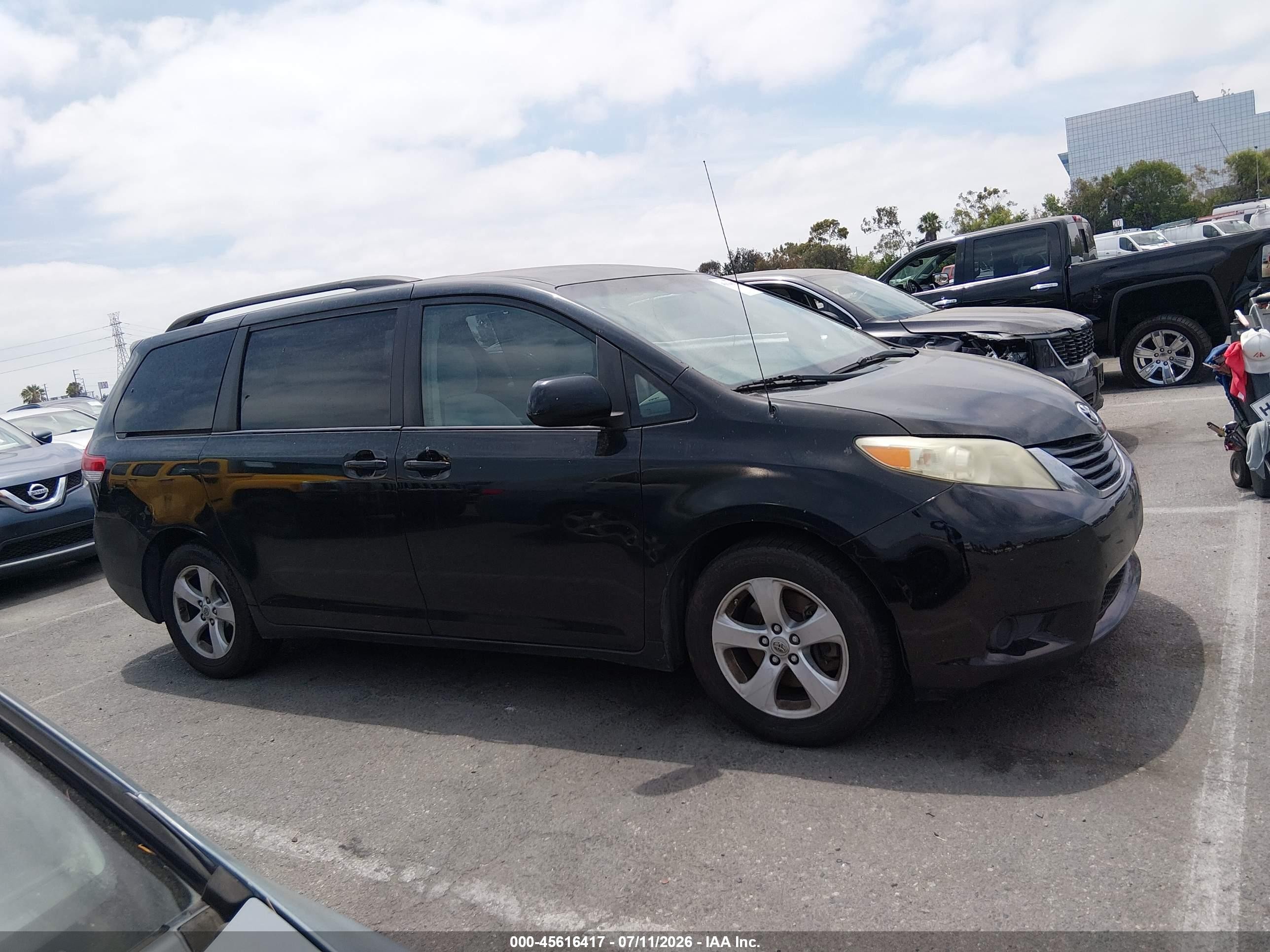 2011 Toyota Sienna Le V6 Черный vin: 5TDKK3DC5BS132602