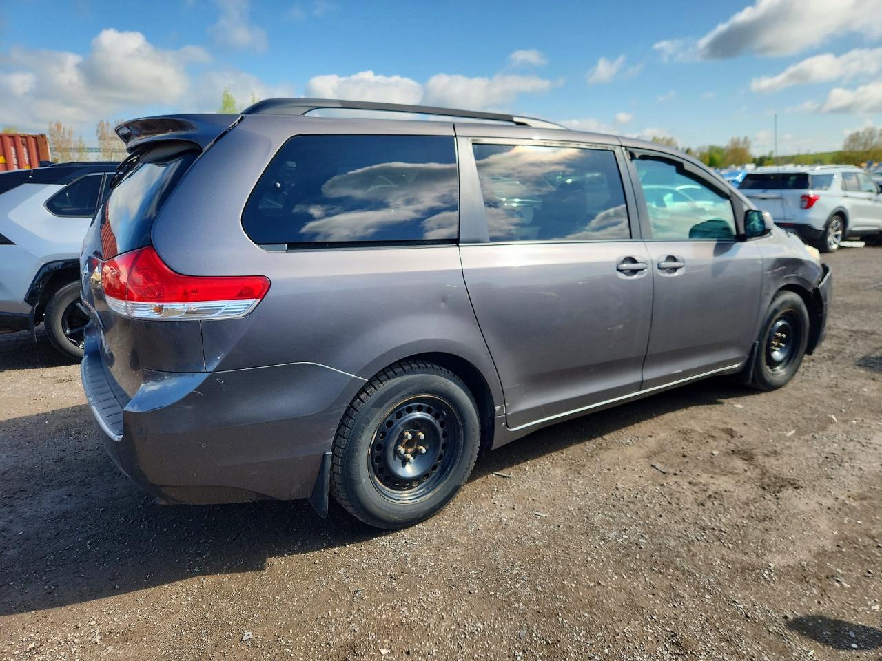 2011 Toyota Sienna Le Gray vin: 5TDKK3DC5BS137122