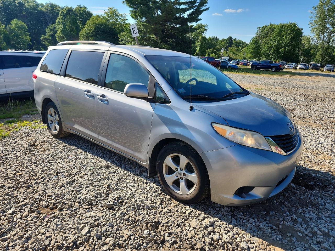 2011 Toyota Sienna Le Silver vin: 5TDKK3DC5BS161498