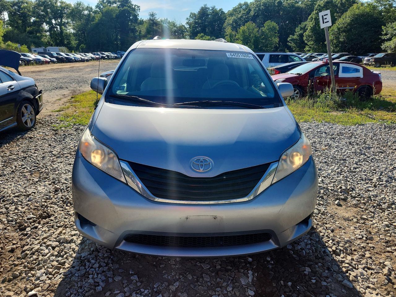 2011 Toyota Sienna Le Silver vin: 5TDKK3DC5BS161498