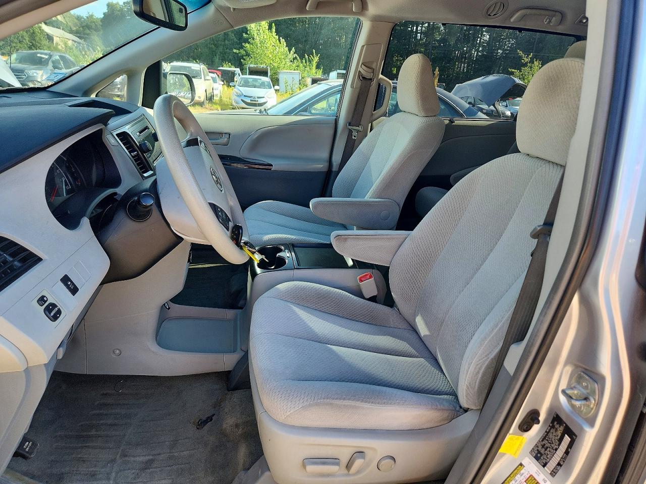 2011 Toyota Sienna Le Silver vin: 5TDKK3DC5BS161498