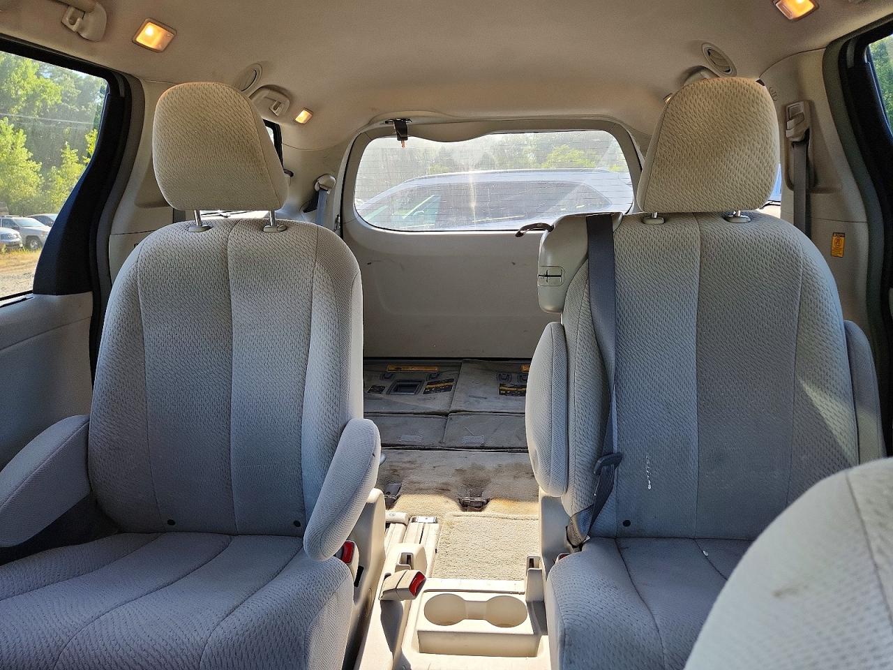 2011 Toyota Sienna Le Silver vin: 5TDKK3DC5BS161498