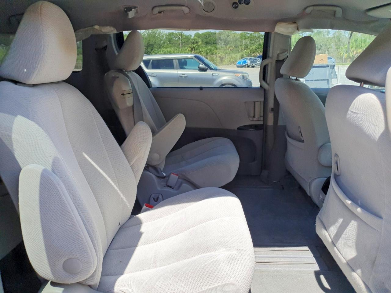 2011 Toyota Sienna Le Gray vin: 5TDKK3DC5BS162571