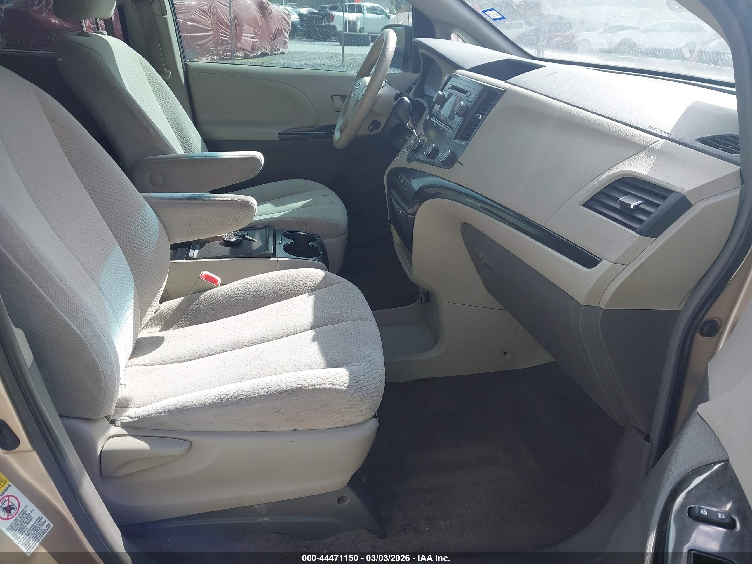 2012 Toyota Sienna Le V6 8 Passenger Gold vin: 5TDKK3DC5CS233592
