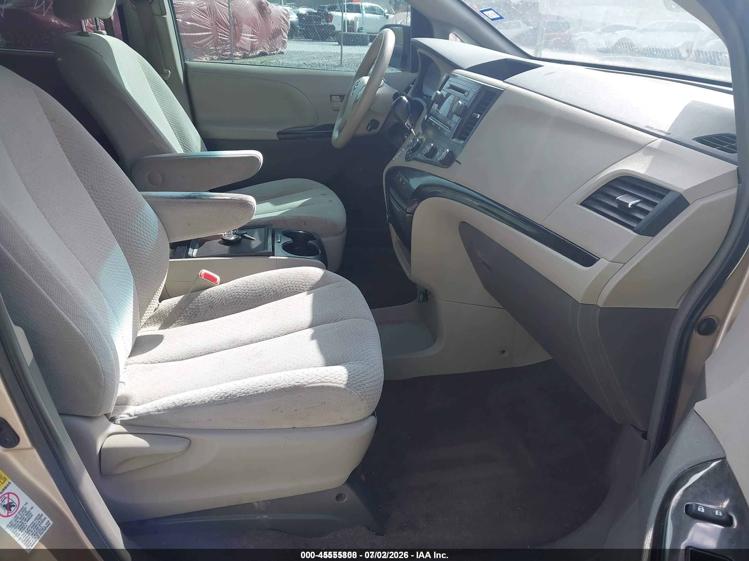 2012 Toyota Sienna Le V6 8 Passenger Gold vin: 5TDKK3DC5CS233592