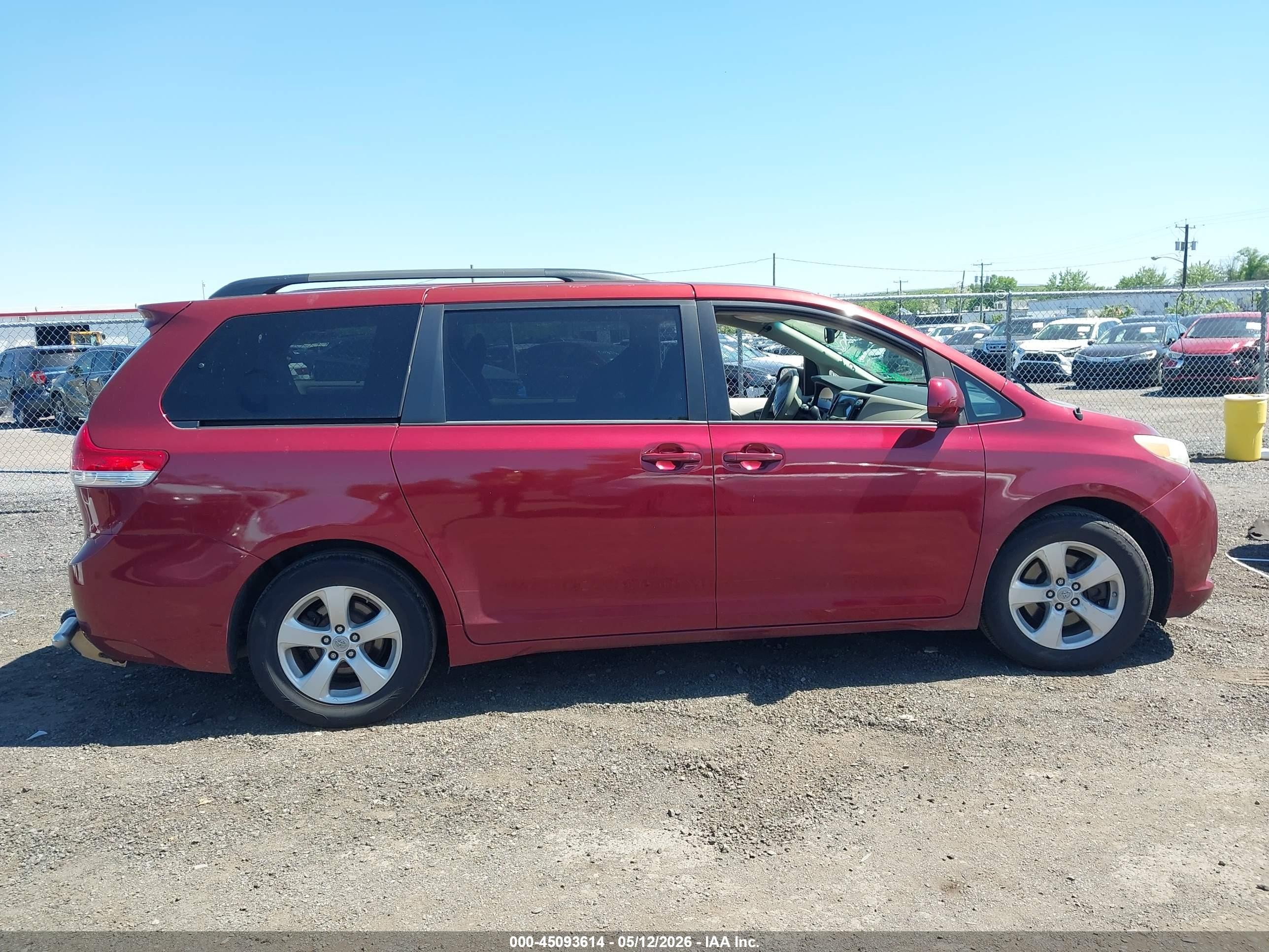 2012 Toyota Sienna Le V6 8 Passenger Red vin: 5TDKK3DC5CS242616