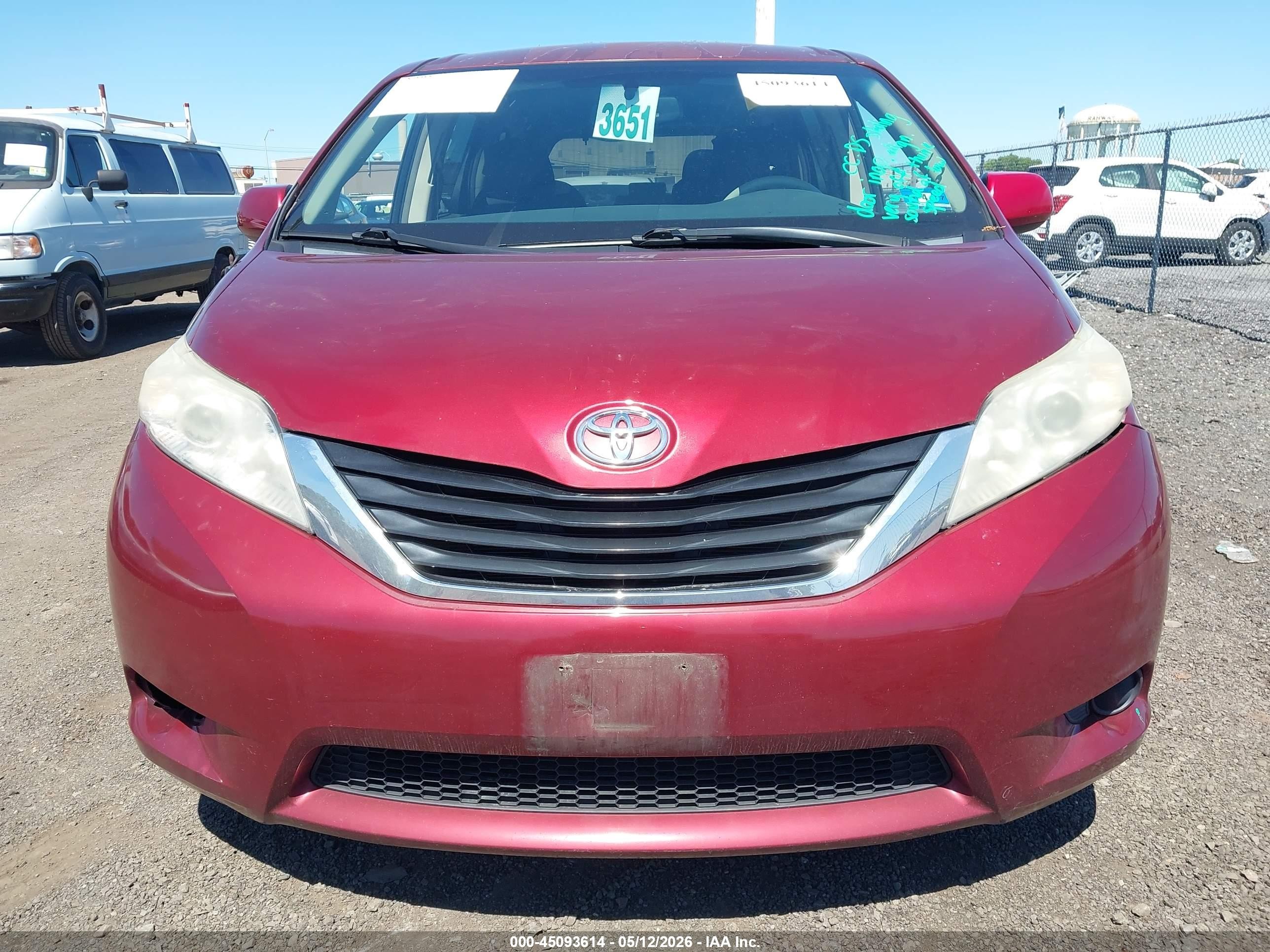 2012 Toyota Sienna Le V6 8 Passenger Red vin: 5TDKK3DC5CS242616