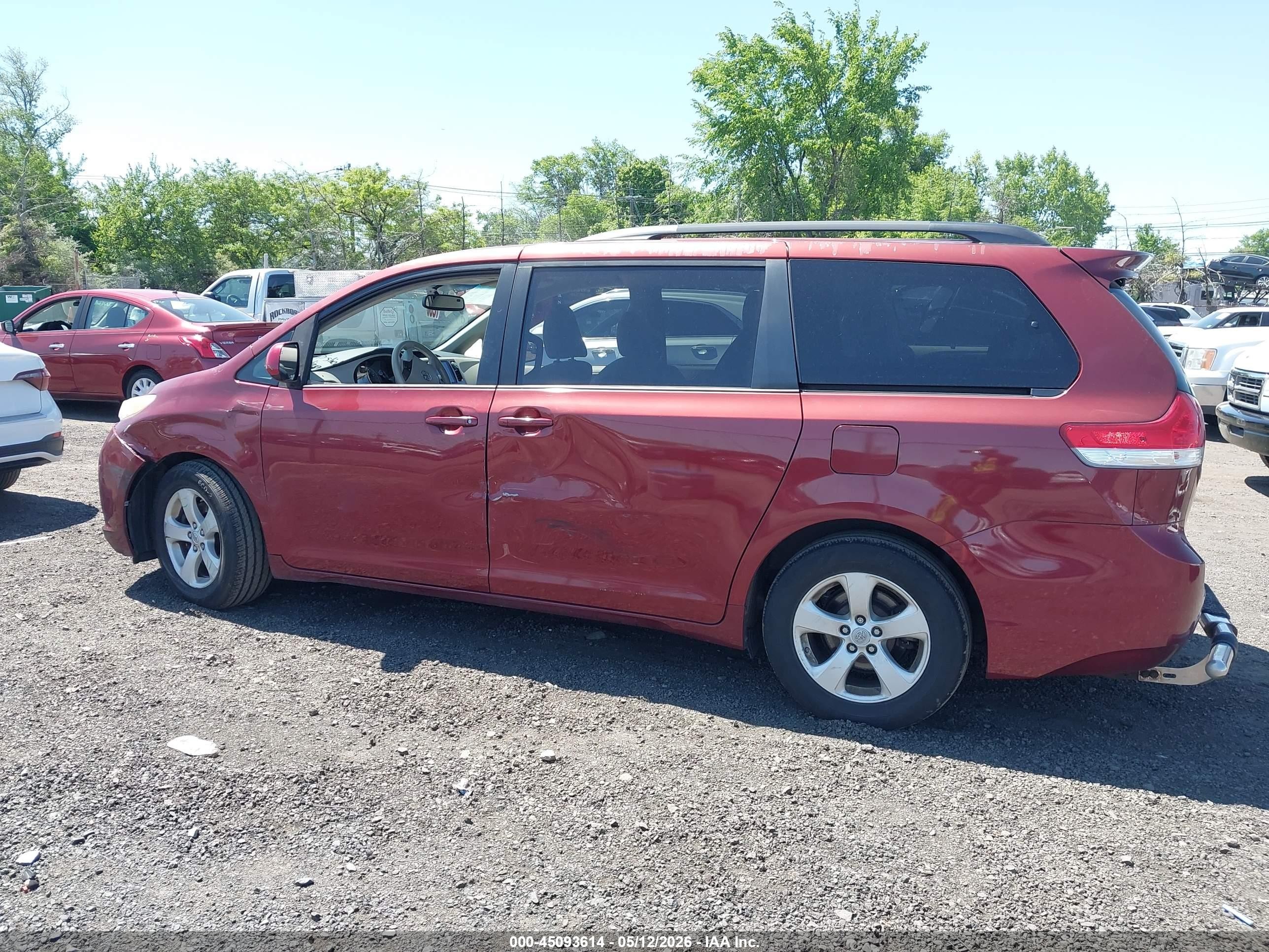 2012 Toyota Sienna Le V6 8 Passenger Red vin: 5TDKK3DC5CS242616