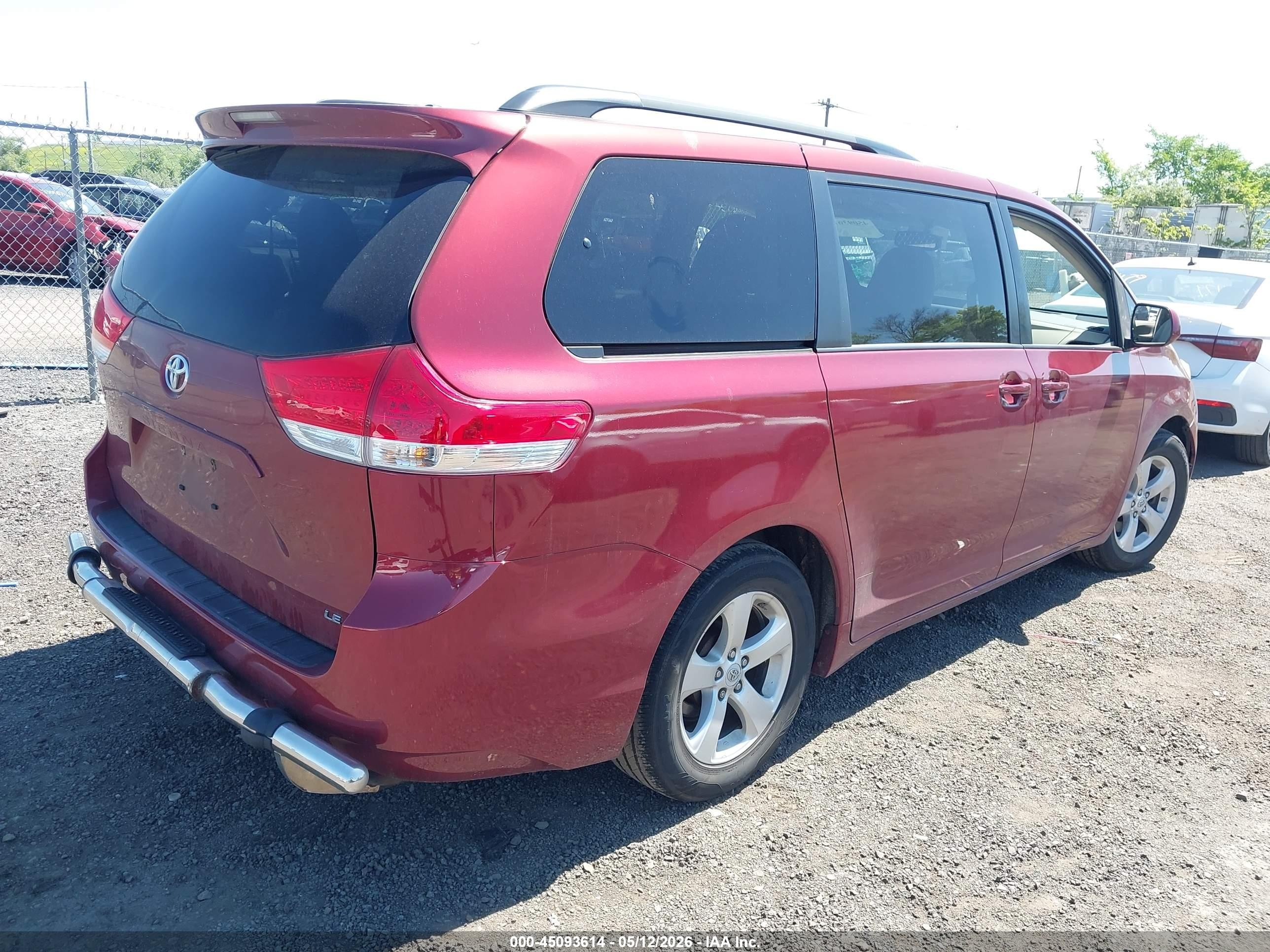 2012 Toyota Sienna Le V6 8 Passenger Red vin: 5TDKK3DC5CS242616