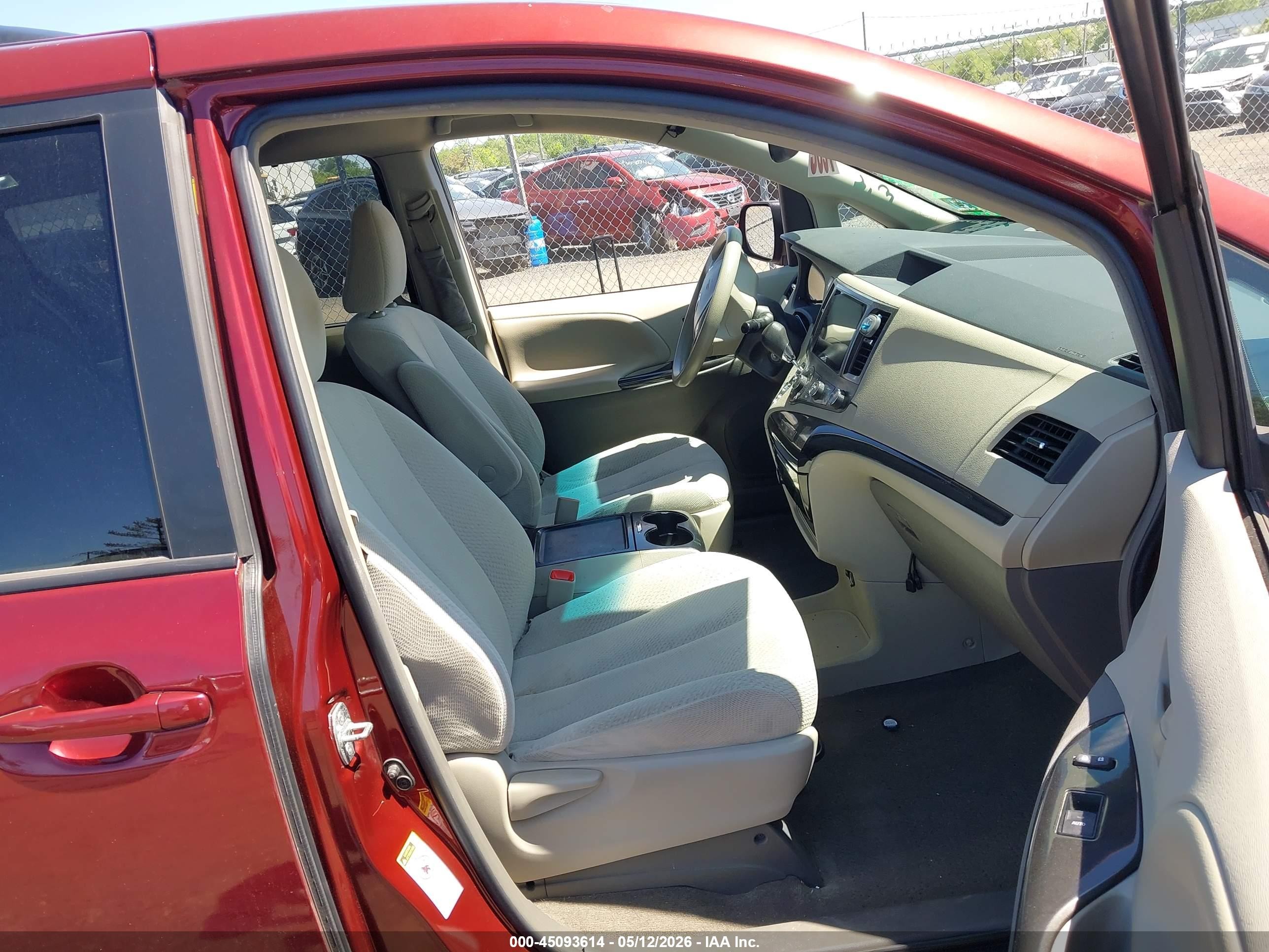 2012 Toyota Sienna Le V6 8 Passenger Red vin: 5TDKK3DC5CS242616