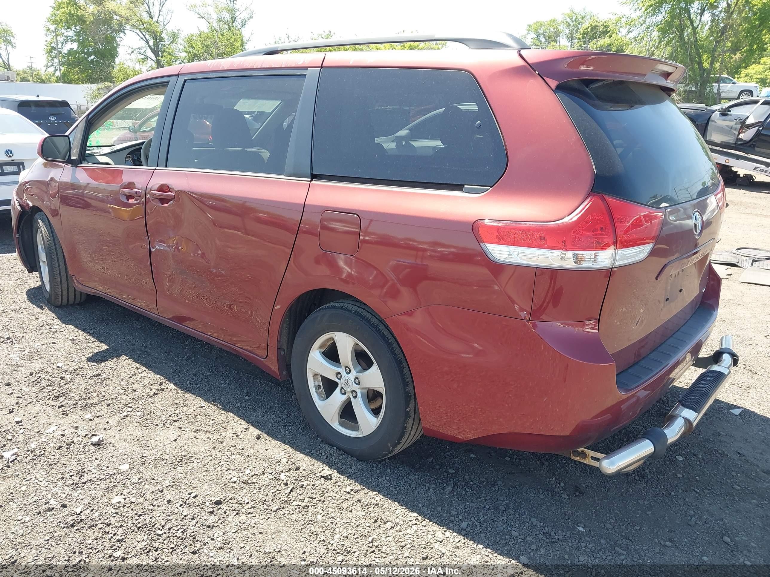 2012 Toyota Sienna Le V6 8 Passenger Red vin: 5TDKK3DC5CS242616