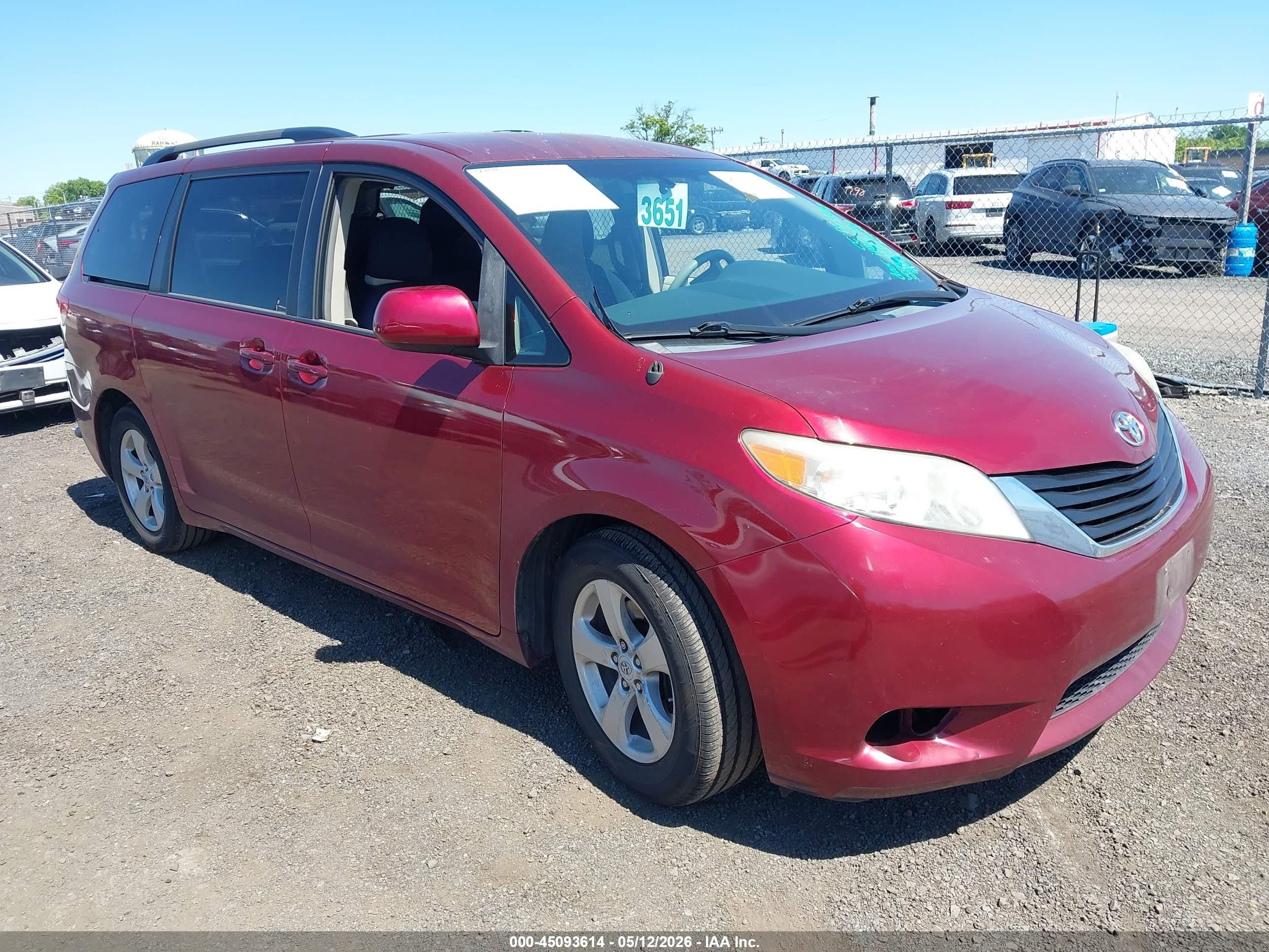 2012 Toyota Sienna Le V6 8 Passenger Red vin: 5TDKK3DC5CS242616