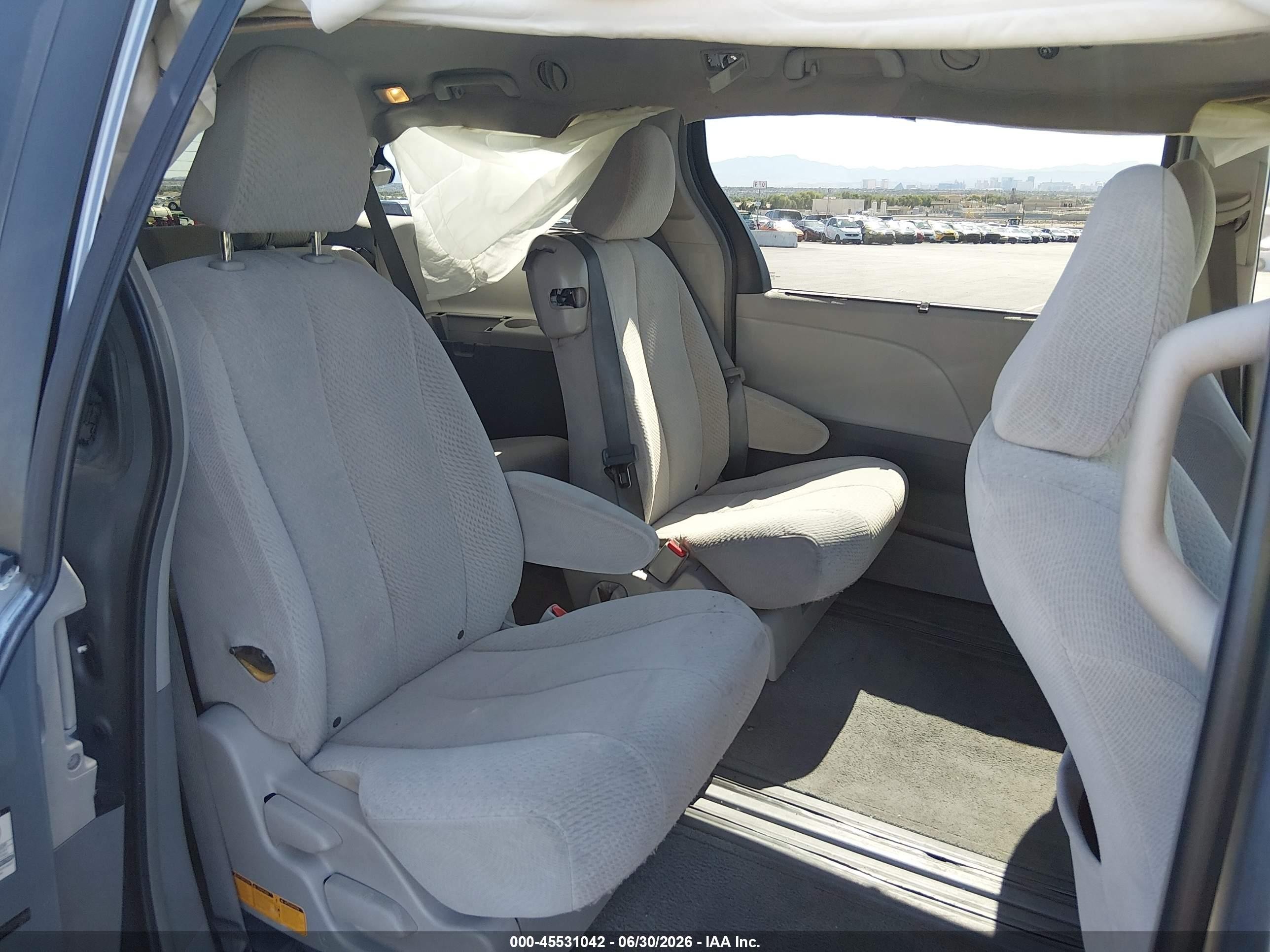 2012 Toyota Sienna Le V6 8 Passenger Silver vin: 5TDKK3DC5CS242664