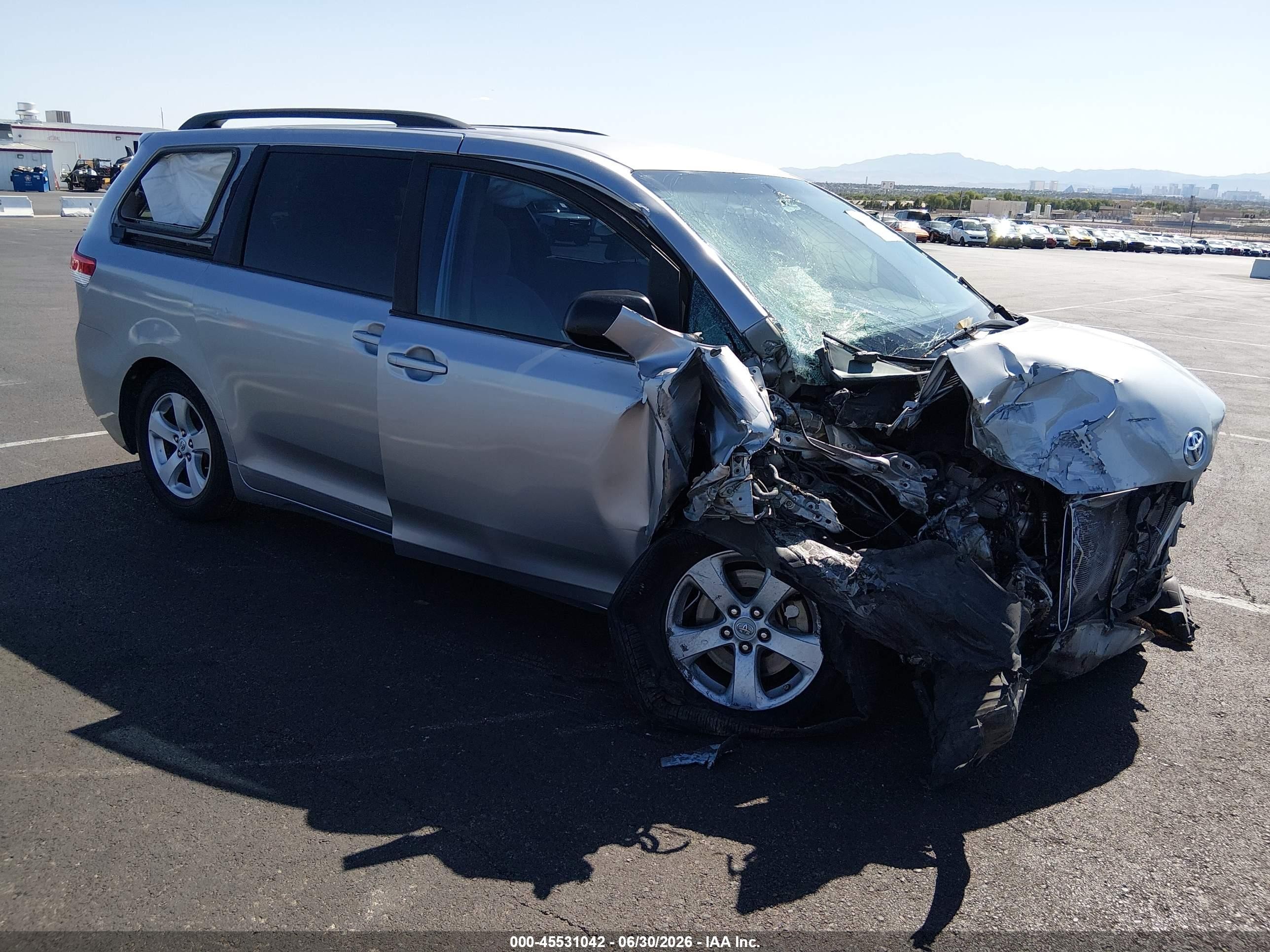 2012 Toyota Sienna Le V6 8 Passenger Silver vin: 5TDKK3DC5CS242664