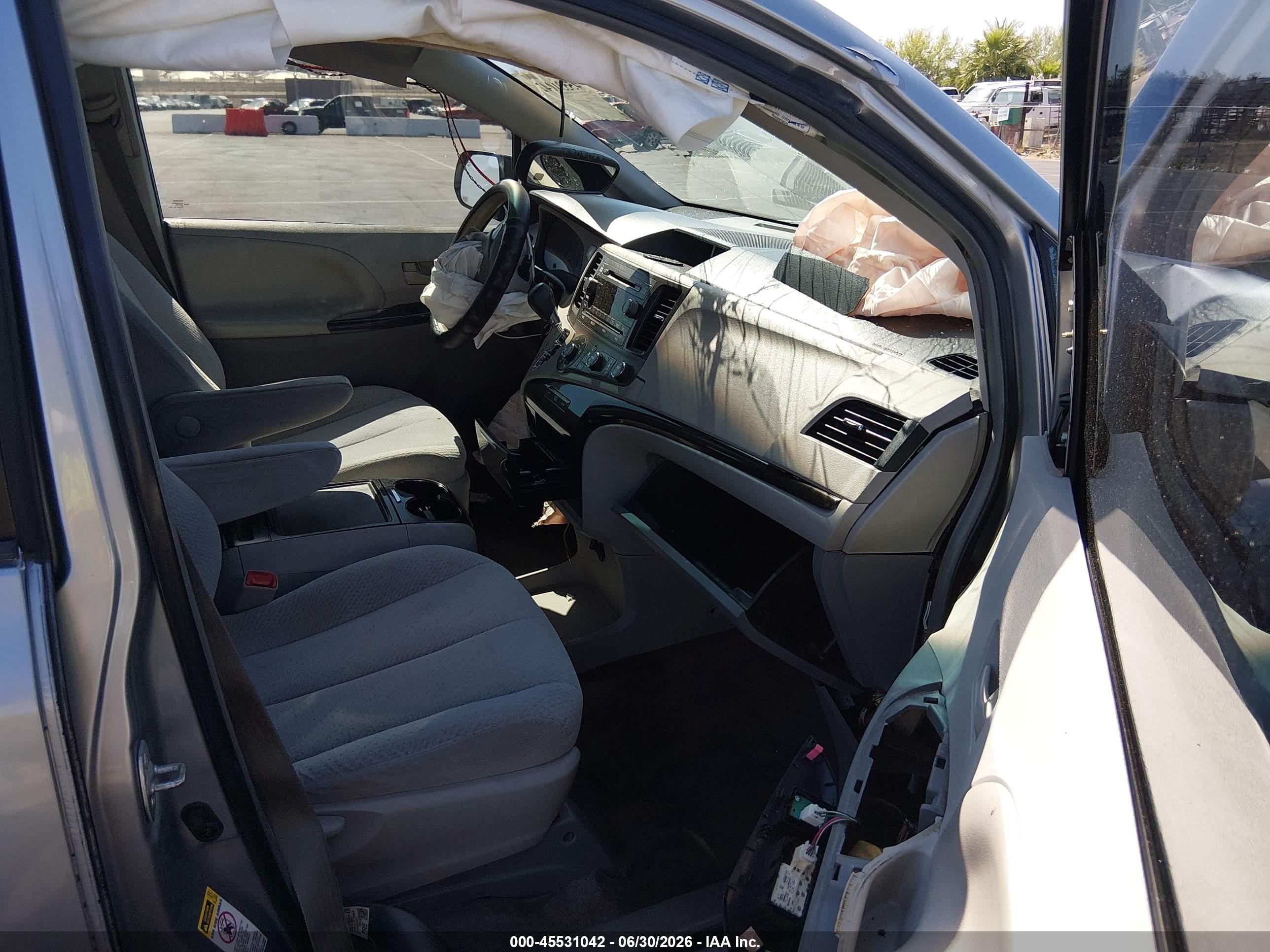 2012 Toyota Sienna Le V6 8 Passenger Silver vin: 5TDKK3DC5CS242664