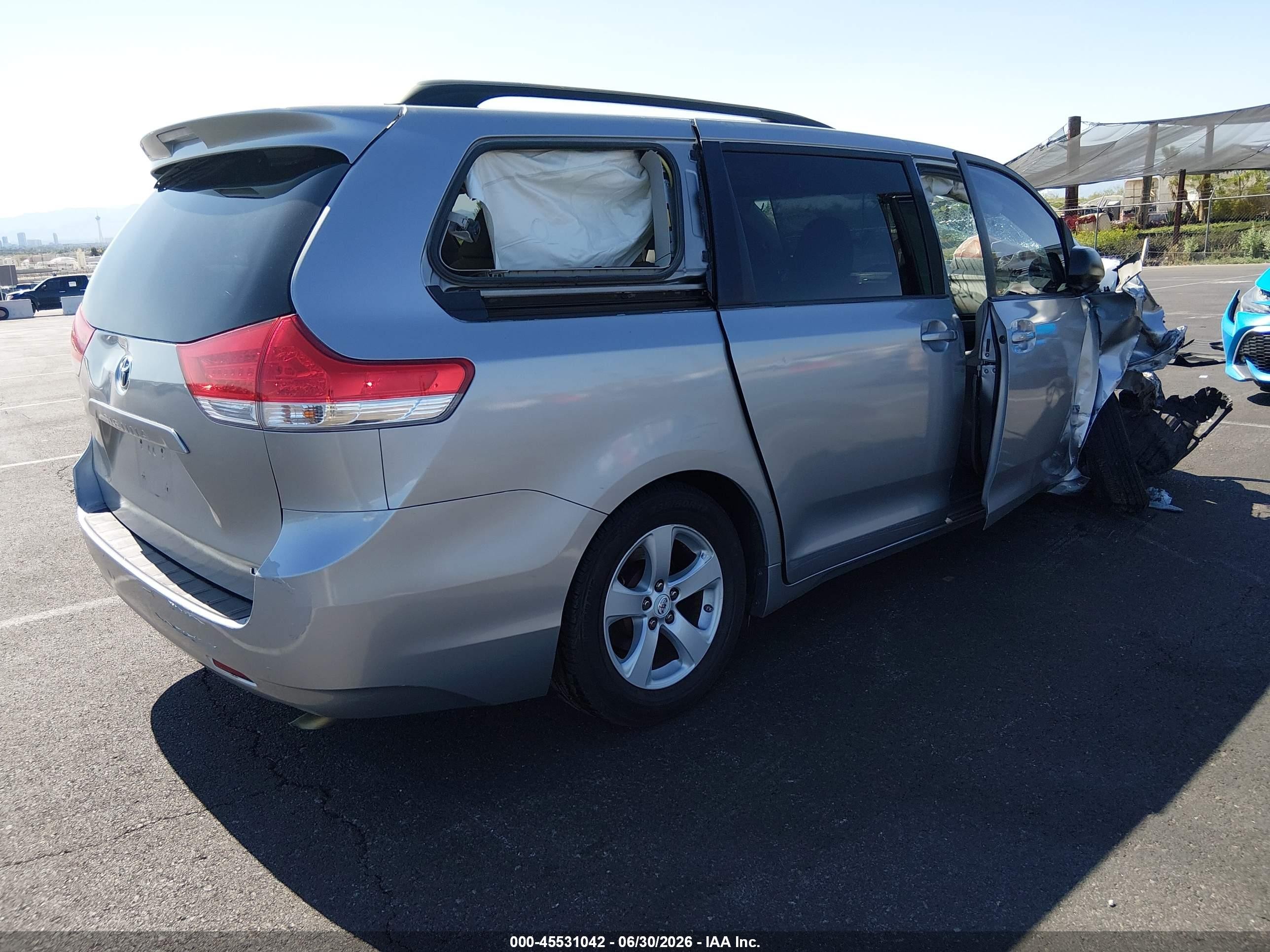 2012 Toyota Sienna Le V6 8 Passenger Silver vin: 5TDKK3DC5CS242664