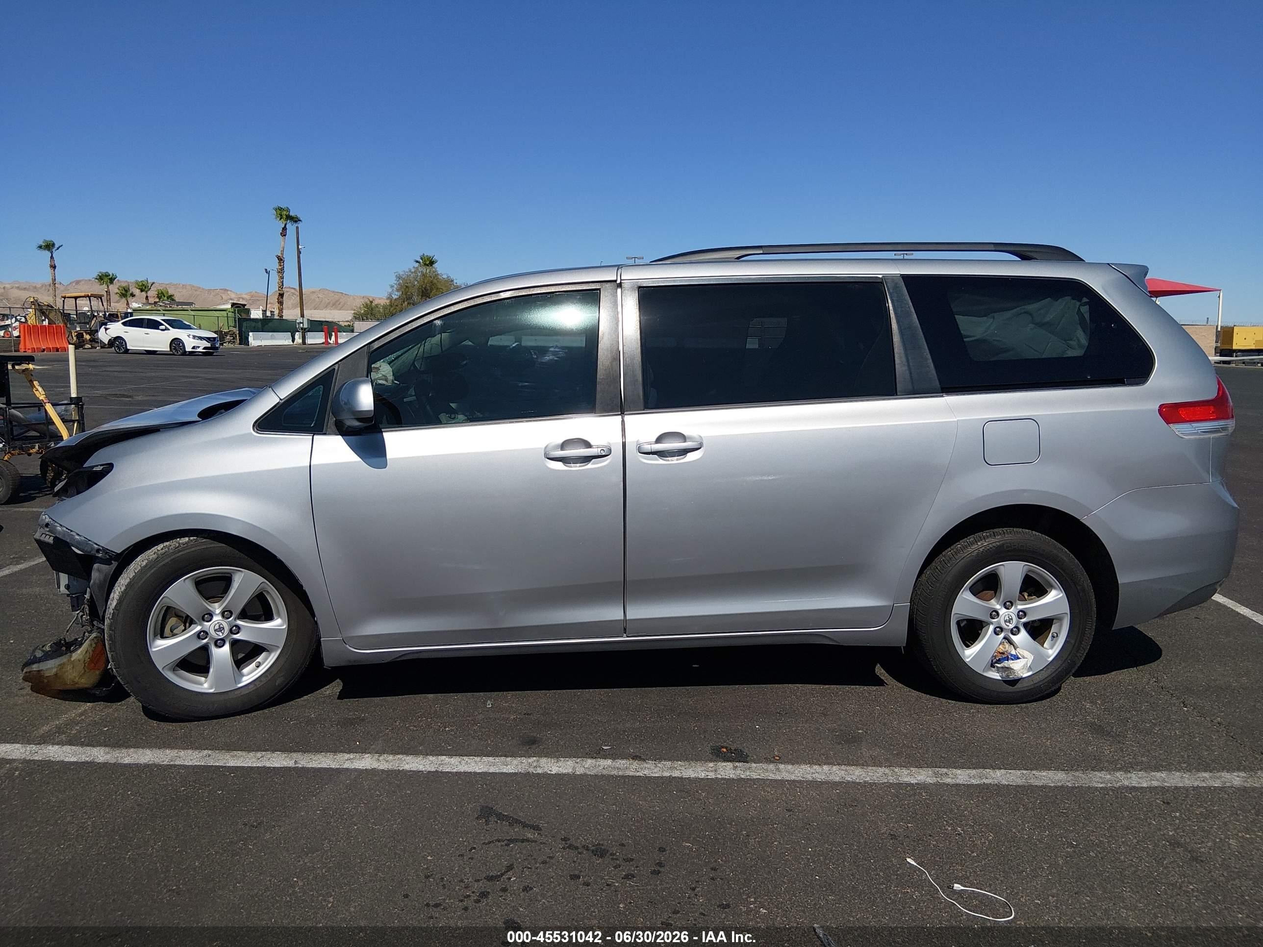 2012 Toyota Sienna Le V6 8 Passenger Silver vin: 5TDKK3DC5CS242664