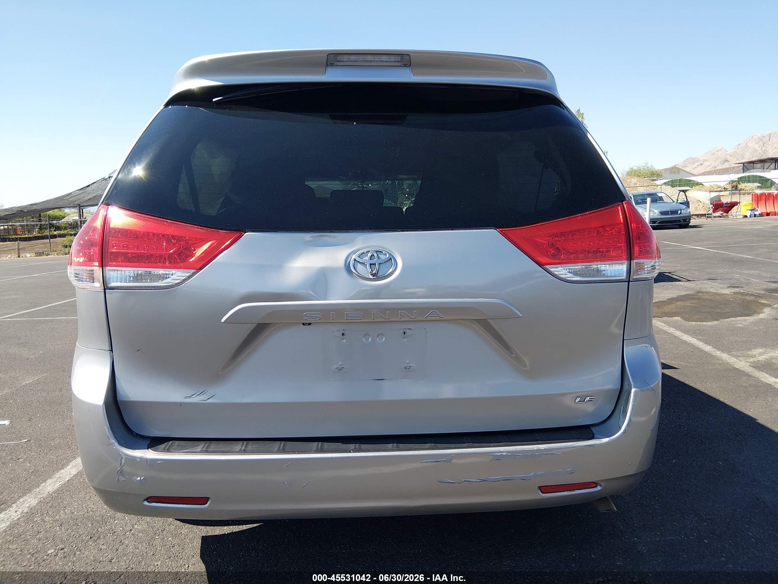 2012 Toyota Sienna Le V6 8 Passenger Silver vin: 5TDKK3DC5CS242664