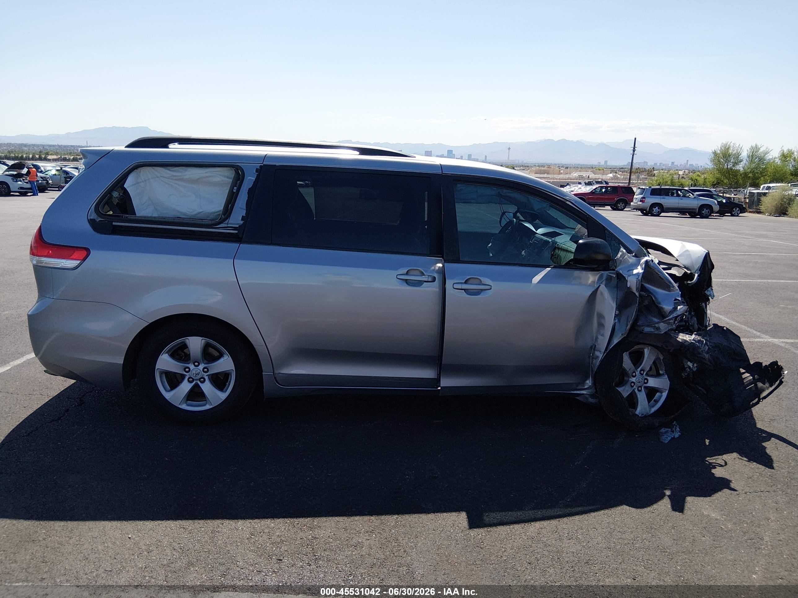 2012 Toyota Sienna Le V6 8 Passenger Silver vin: 5TDKK3DC5CS242664