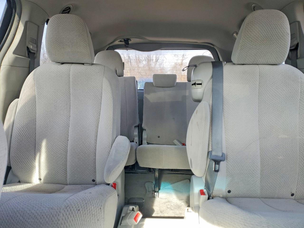 2012 Toyota Sienna Le 8-passenger Gray vin: 5TDKK3DC5CS245807