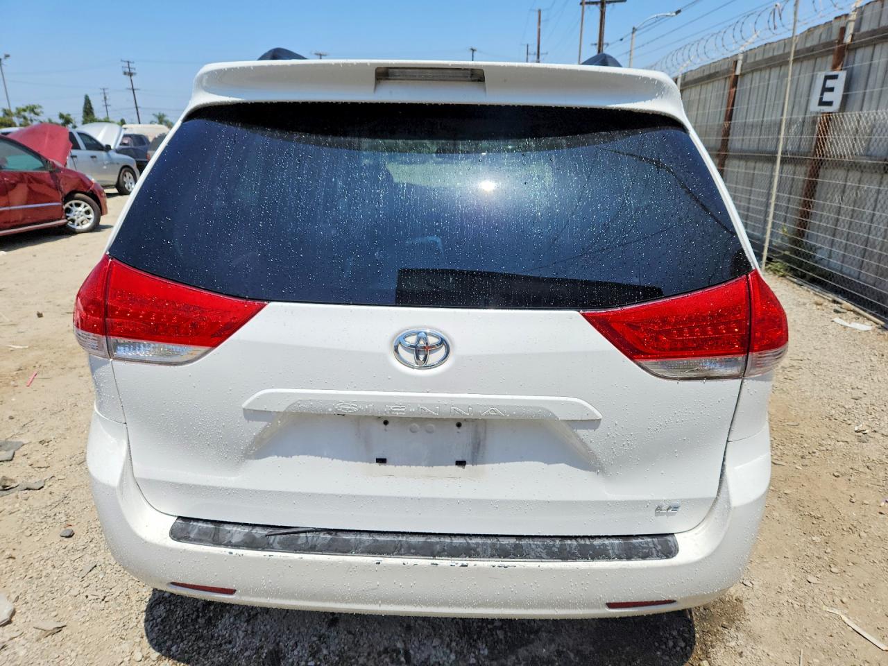 2012 Toyota Sienna Le White vin: 5TDKK3DC5CS271016