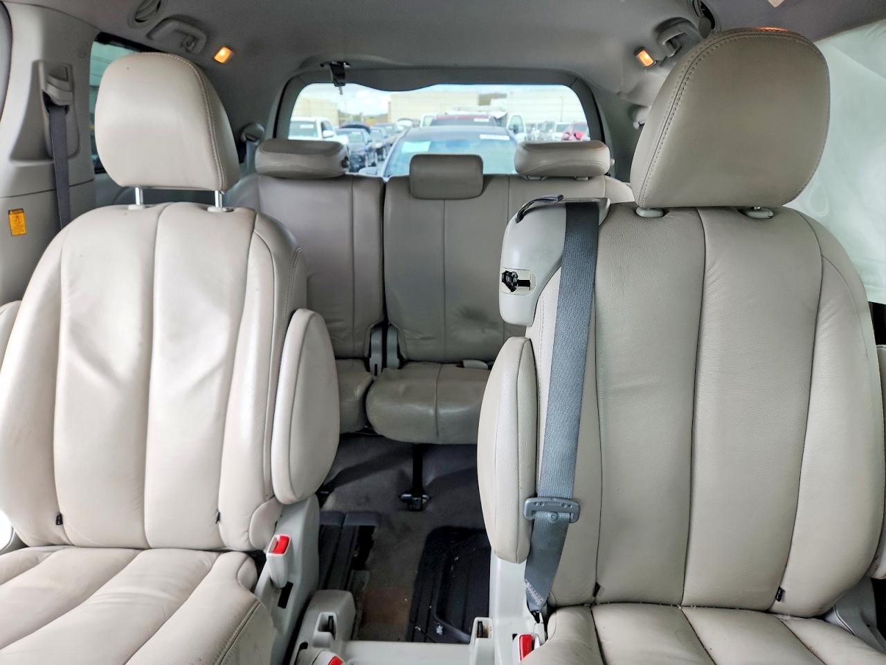 2012 Toyota Sienna Le Серебряный vin: 5TDKK3DC5CS272781
