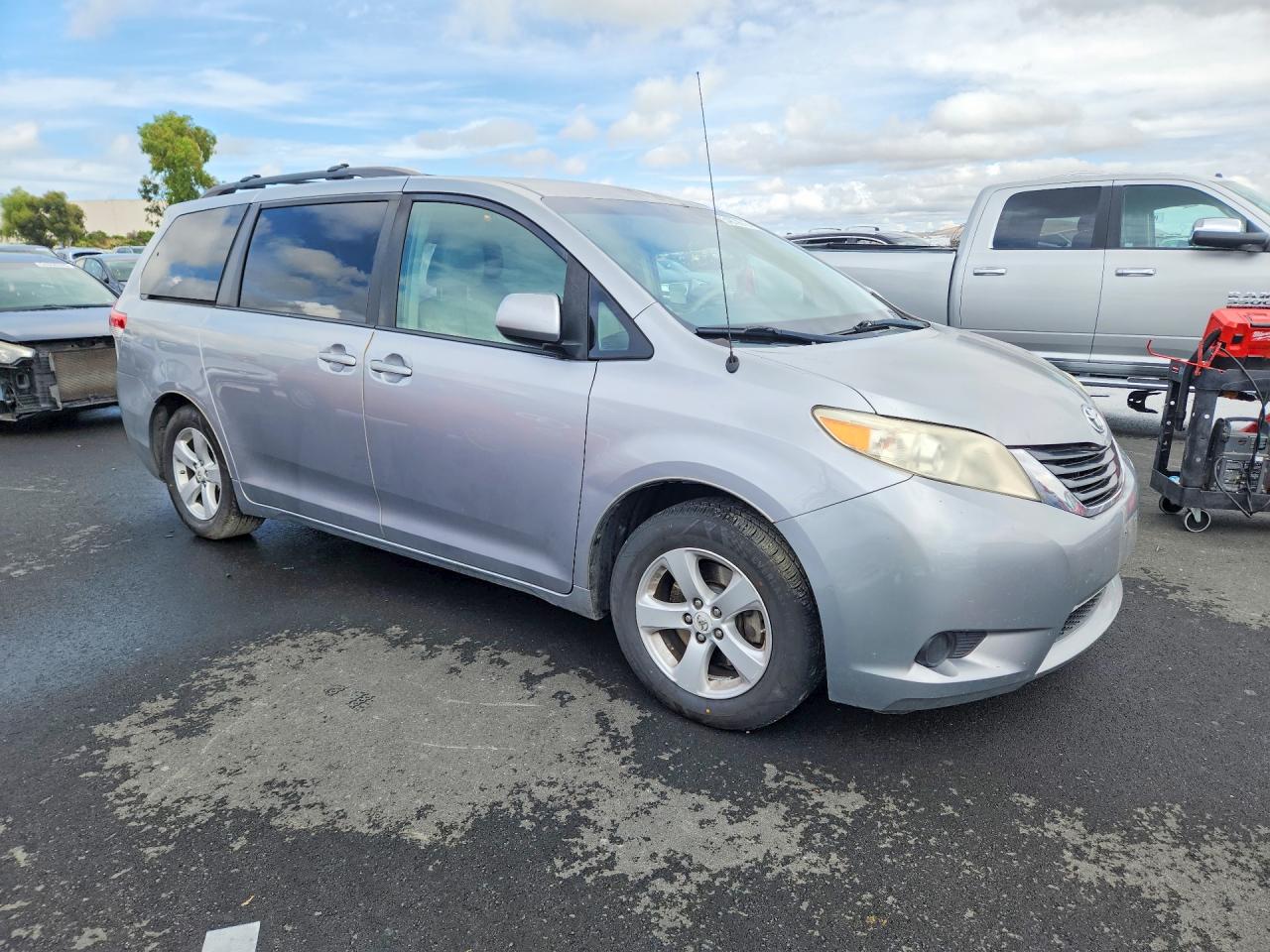 2012 Toyota Sienna Le Серебряный vin: 5TDKK3DC5CS272781