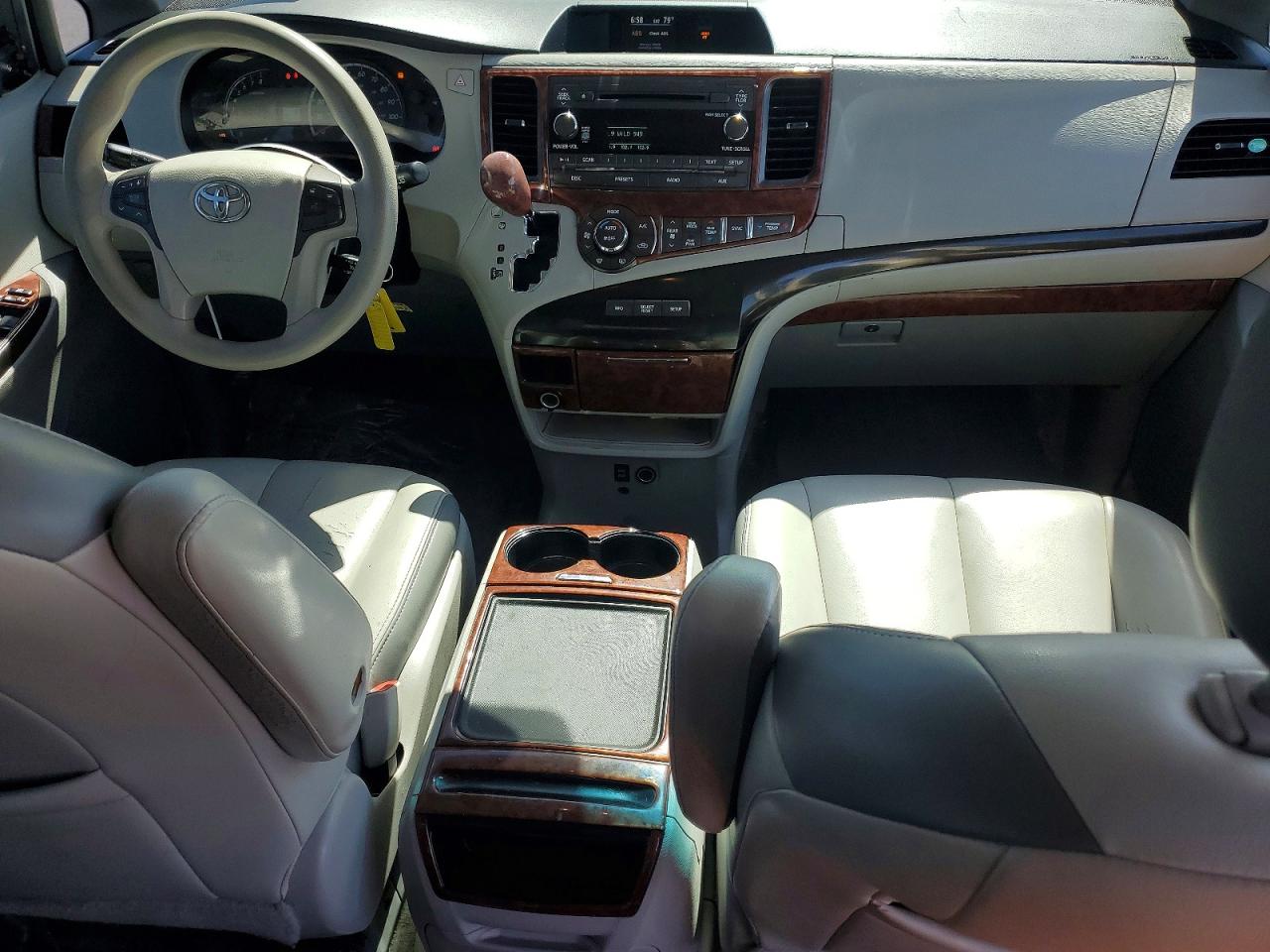 2013 Toyota Sienna Le Silver vin: 5TDKK3DC5DS282857