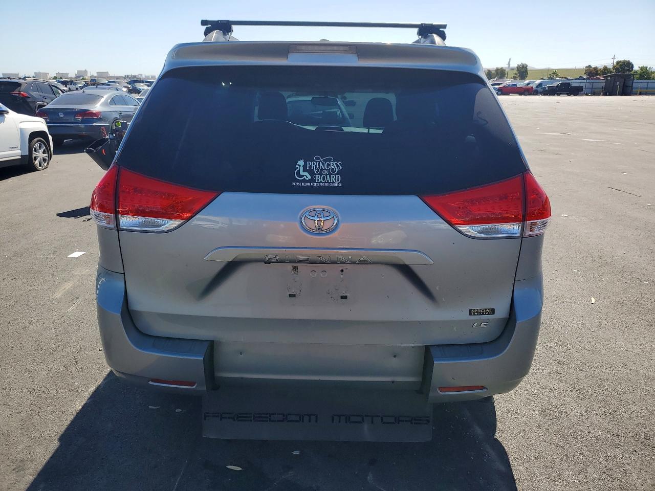 2013 Toyota Sienna Le Silver vin: 5TDKK3DC5DS282857