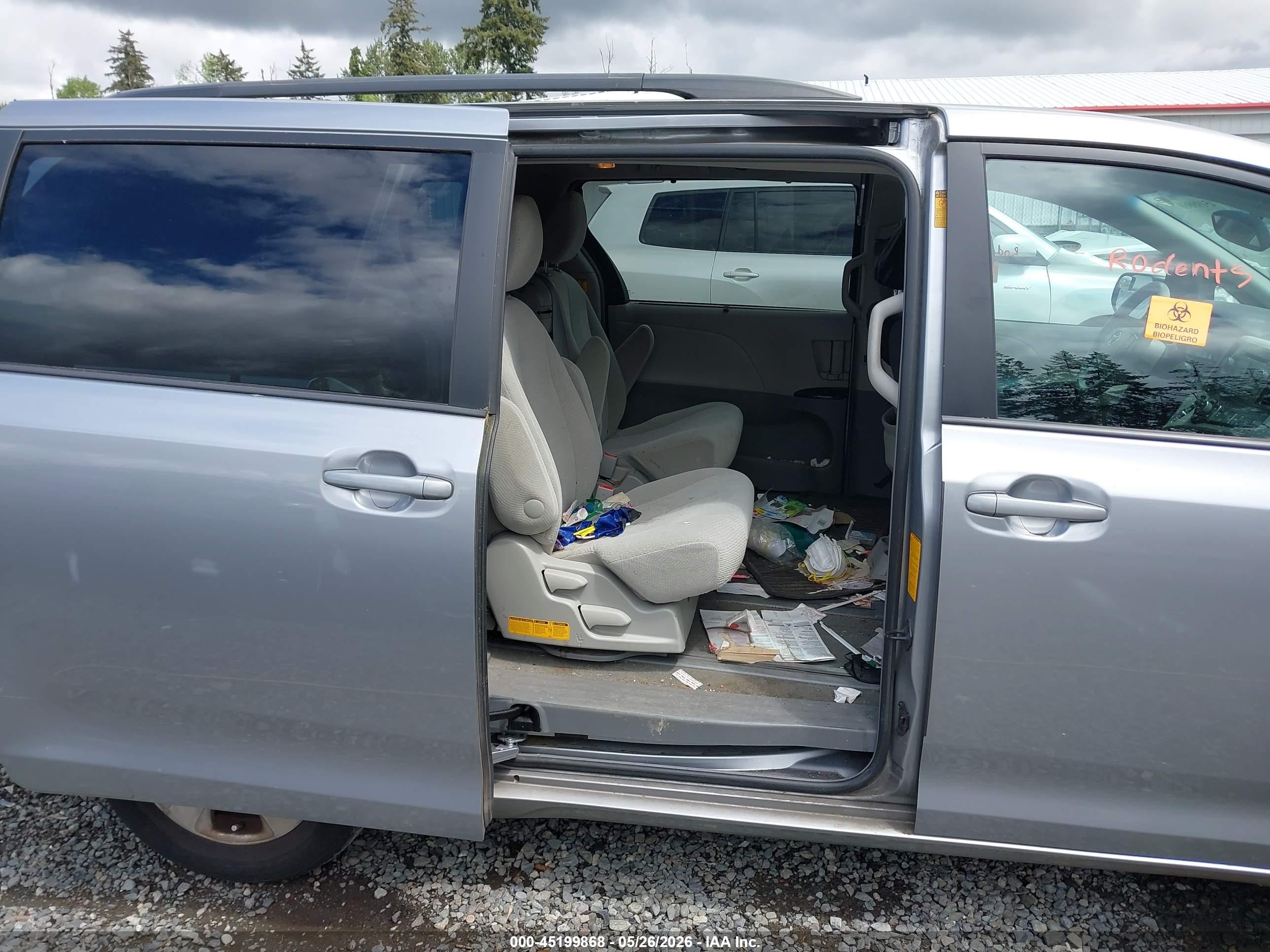 2013 Toyota Sienna Le V6 8 Passenger Серый vin: 5TDKK3DC5DS302525