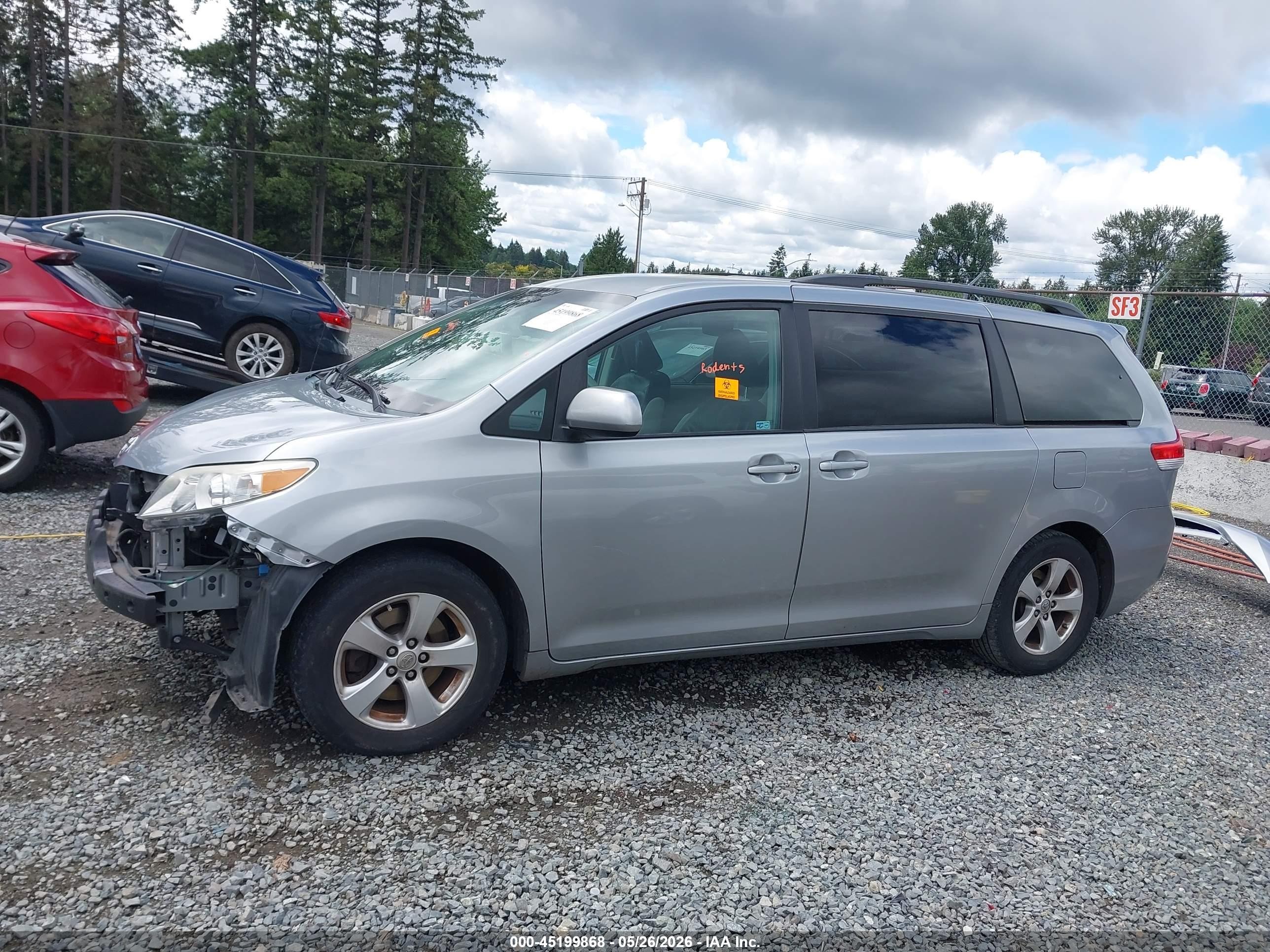2013 Toyota Sienna Le V6 8 Passenger Серый vin: 5TDKK3DC5DS302525