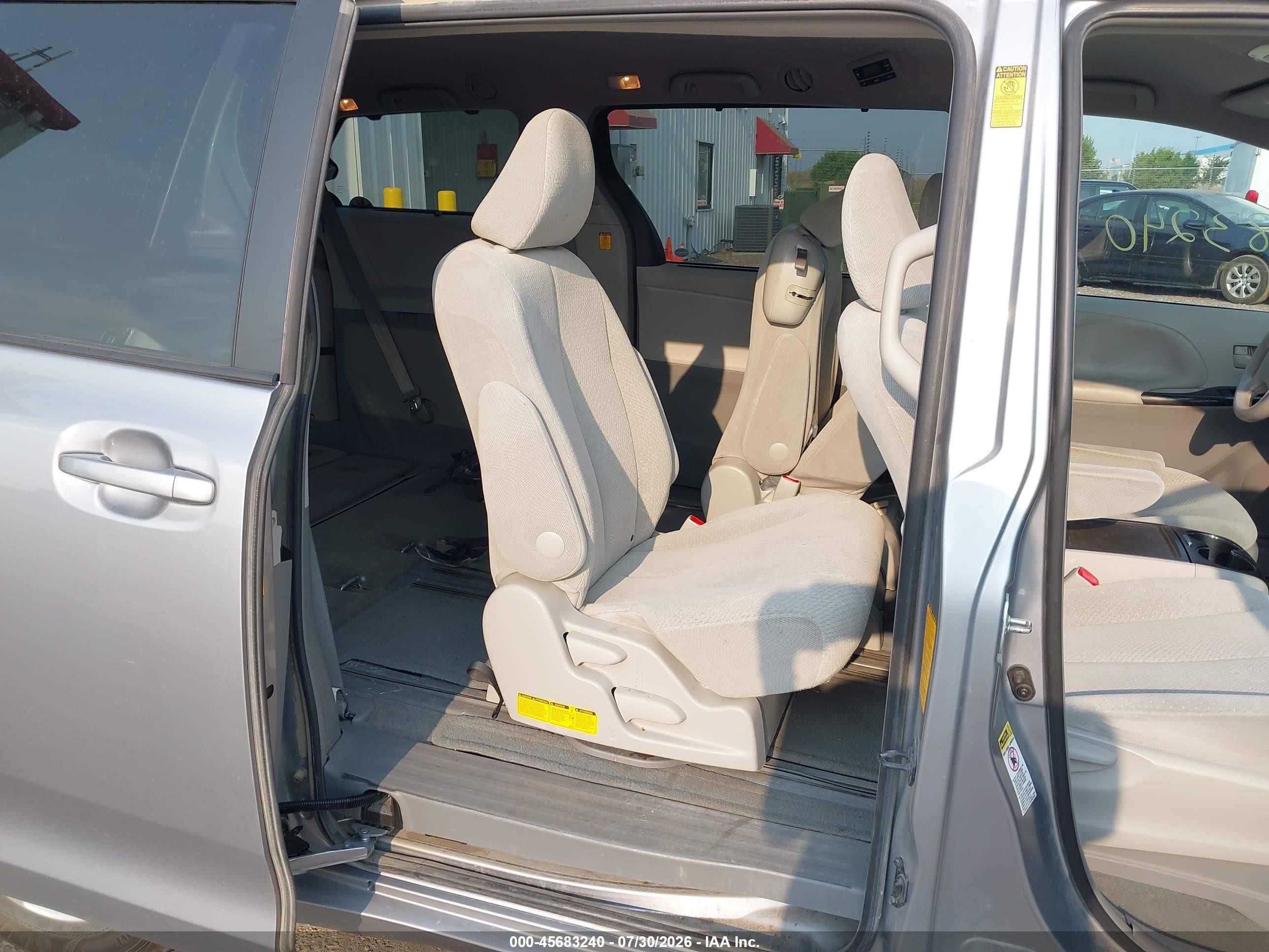 2013 Toyota Sienna Le V6 8 Passenger Silver vin: 5TDKK3DC5DS303142